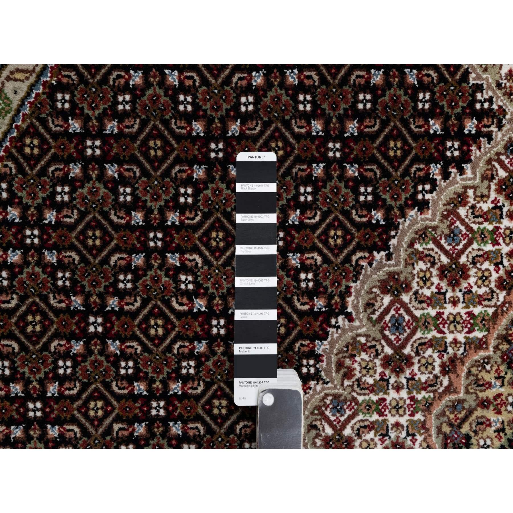 6'x6' Rich Black Hand Knotted Tabriz Mahi mit Fish Design Wolle Runde Teppich (Handgeknüpft) im Angebot