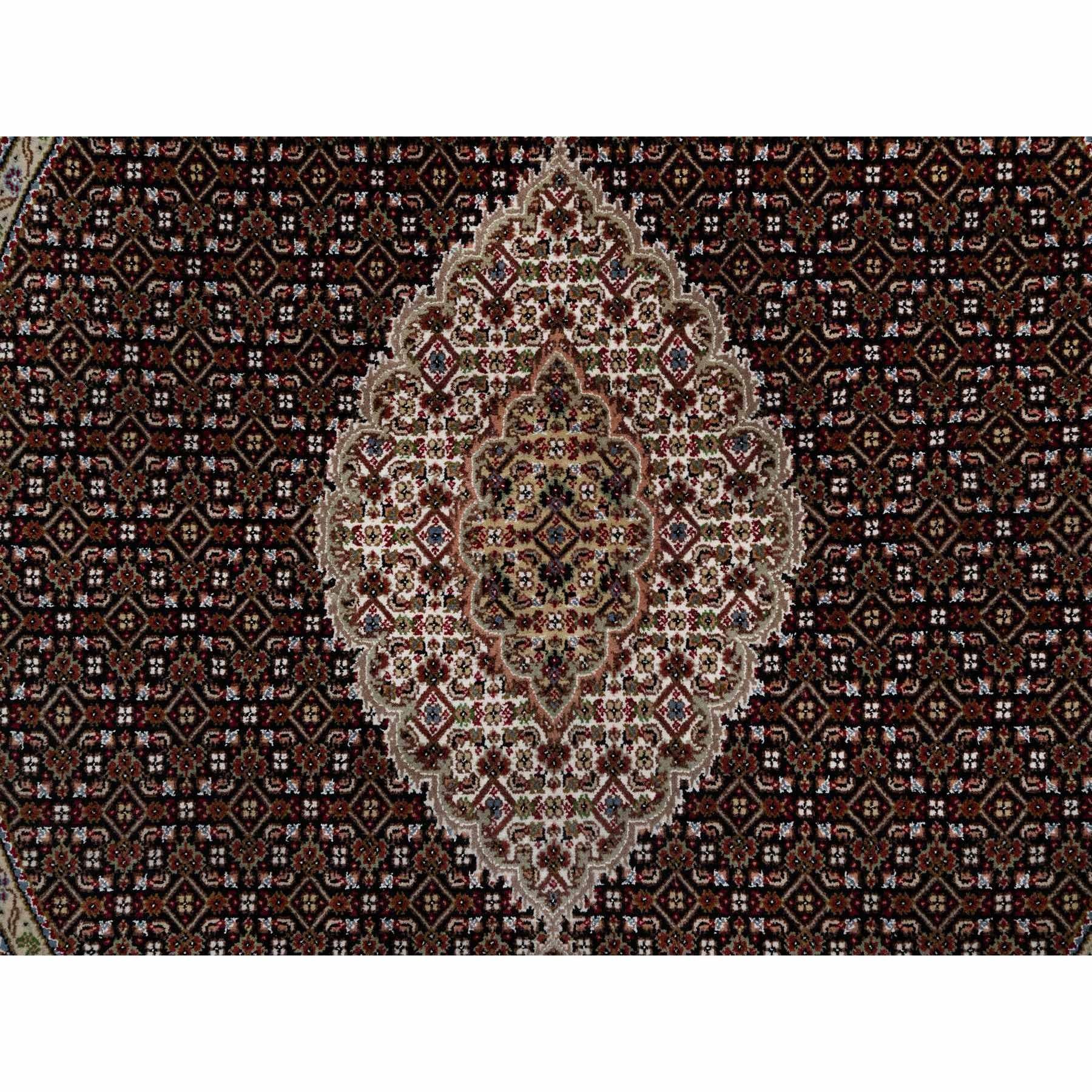 6'x6' Rich Black Hand Knotted Tabriz Mahi mit Fish Design Wolle Runde Teppich im Zustand „Neu“ im Angebot in Carlstadt, NJ