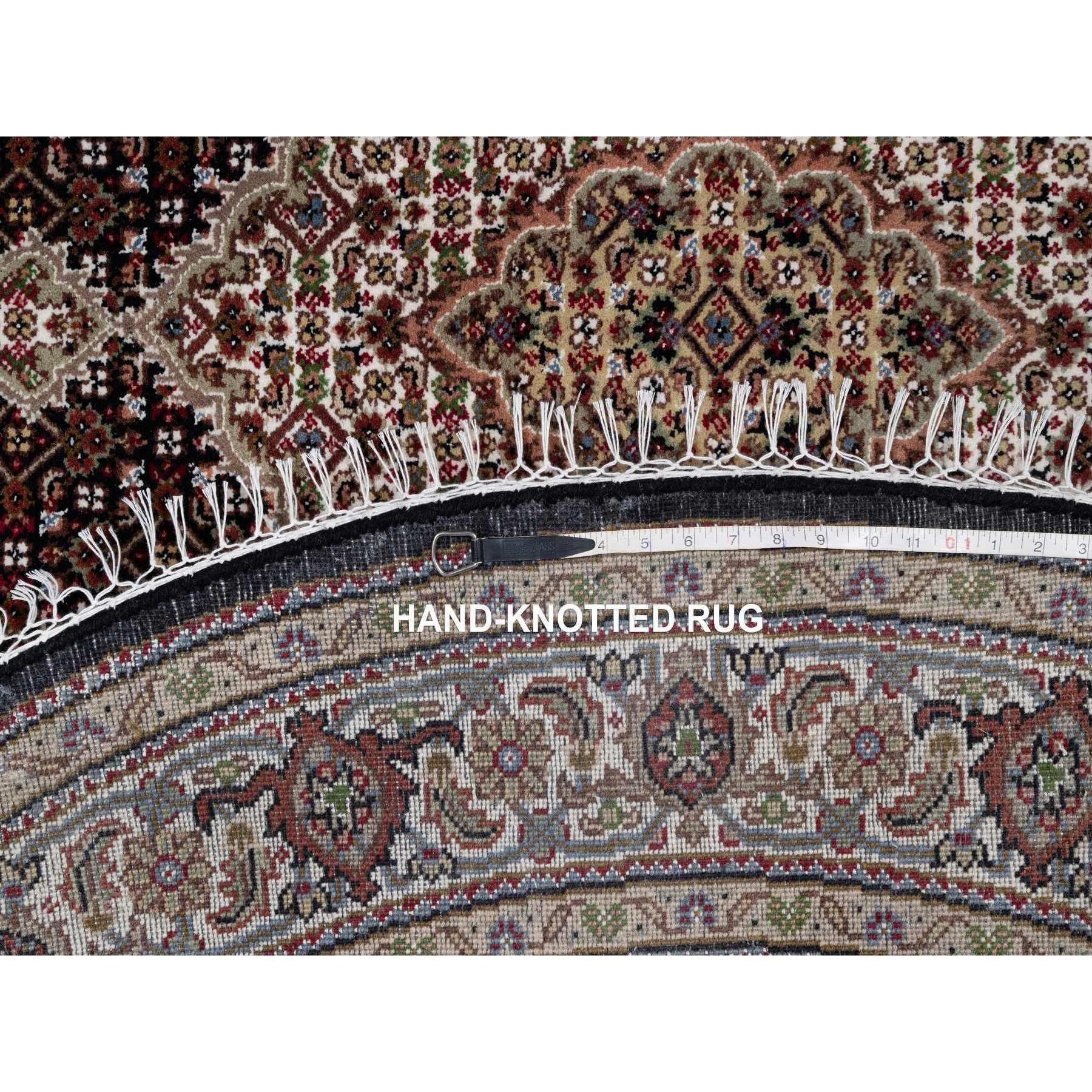 6'x6' Rich Black Hand Knotted Tabriz Mahi mit Fish Design Wolle Runde Teppich im Angebot 2