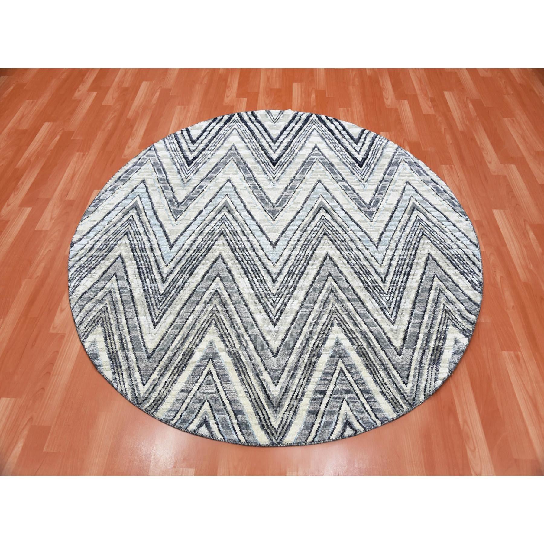 Tappeto orientale rotondo Chevron Design Moderno in lana e pura seta annodato a mano color avorio
Materiali primari: Lana e seta
Lattice: No Pile 
altezza: 0,25 pollici
Stile: Contemporaneo
Colore primario: Avorio
Colori secondari: Azzurro, Marrone,
