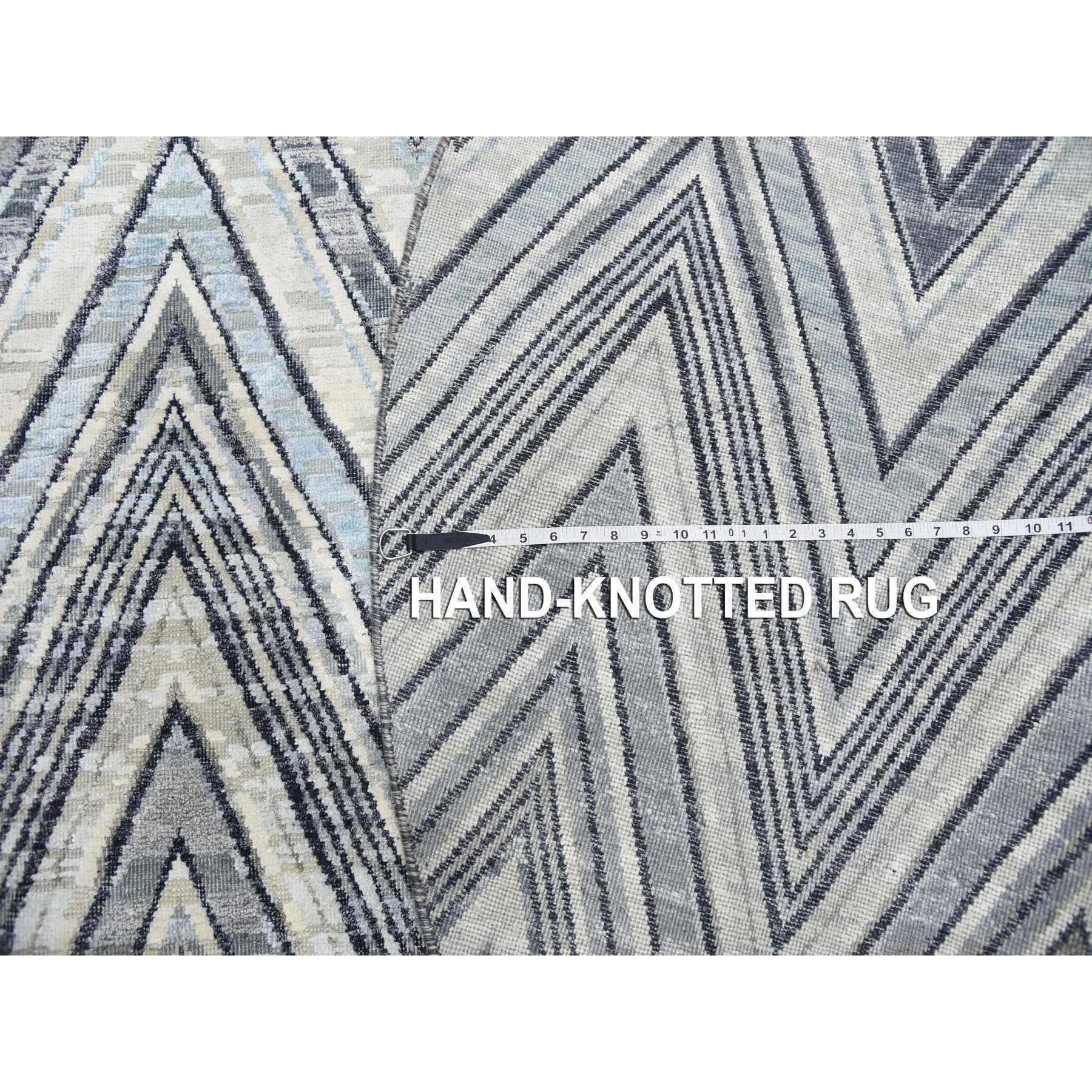 XXI secolo e contemporaneo Tappeto rotondo Chevron Design Modern in Lana e Pura Seta Annodato a Mano 6'x6' in vendita