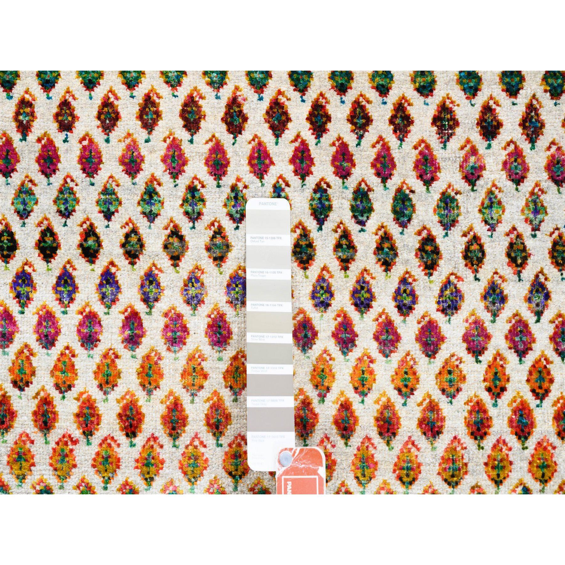 Indiano Tappeto rotondo 6'x6' colorato in lana e seta Sari Sarouk Mir annodato a mano in vendita