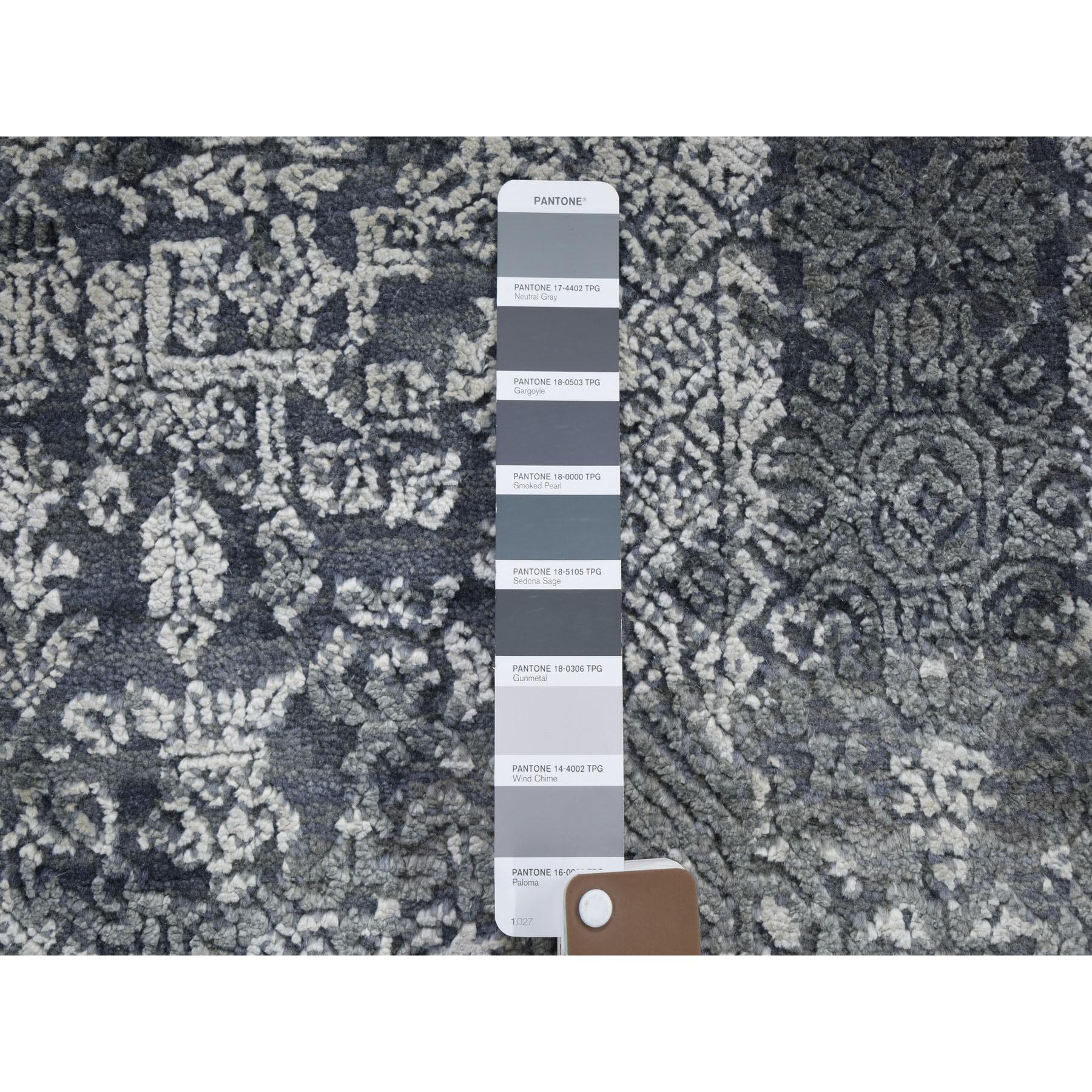 Indian 6'x6' Round Gray Wool And Pure Silk Jewellery Design Hand Knotted Rug For Sale