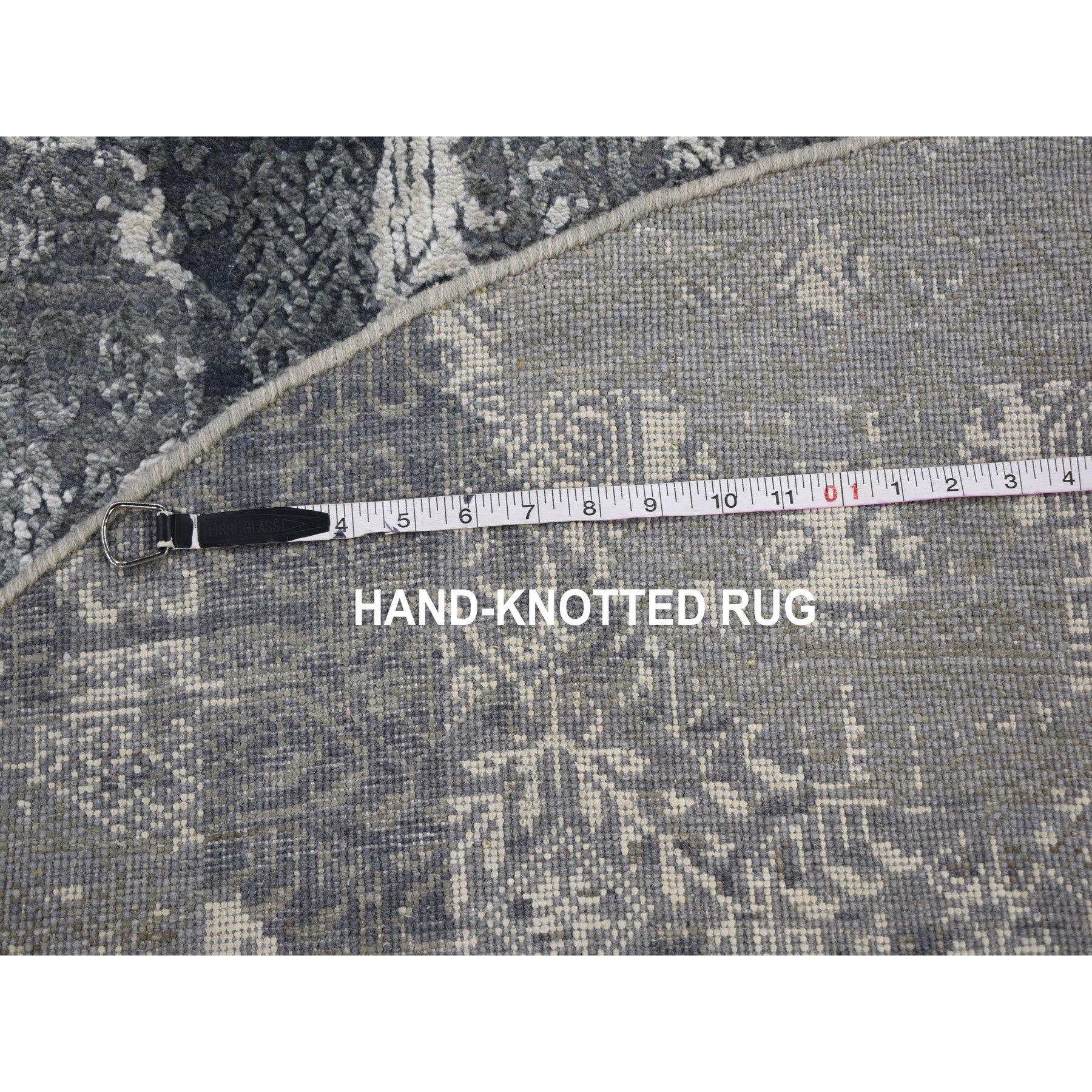 Contemporary 6'x6' Round Gray Wool And Pure Silk Jewellery Design Hand Knotted Rug For Sale