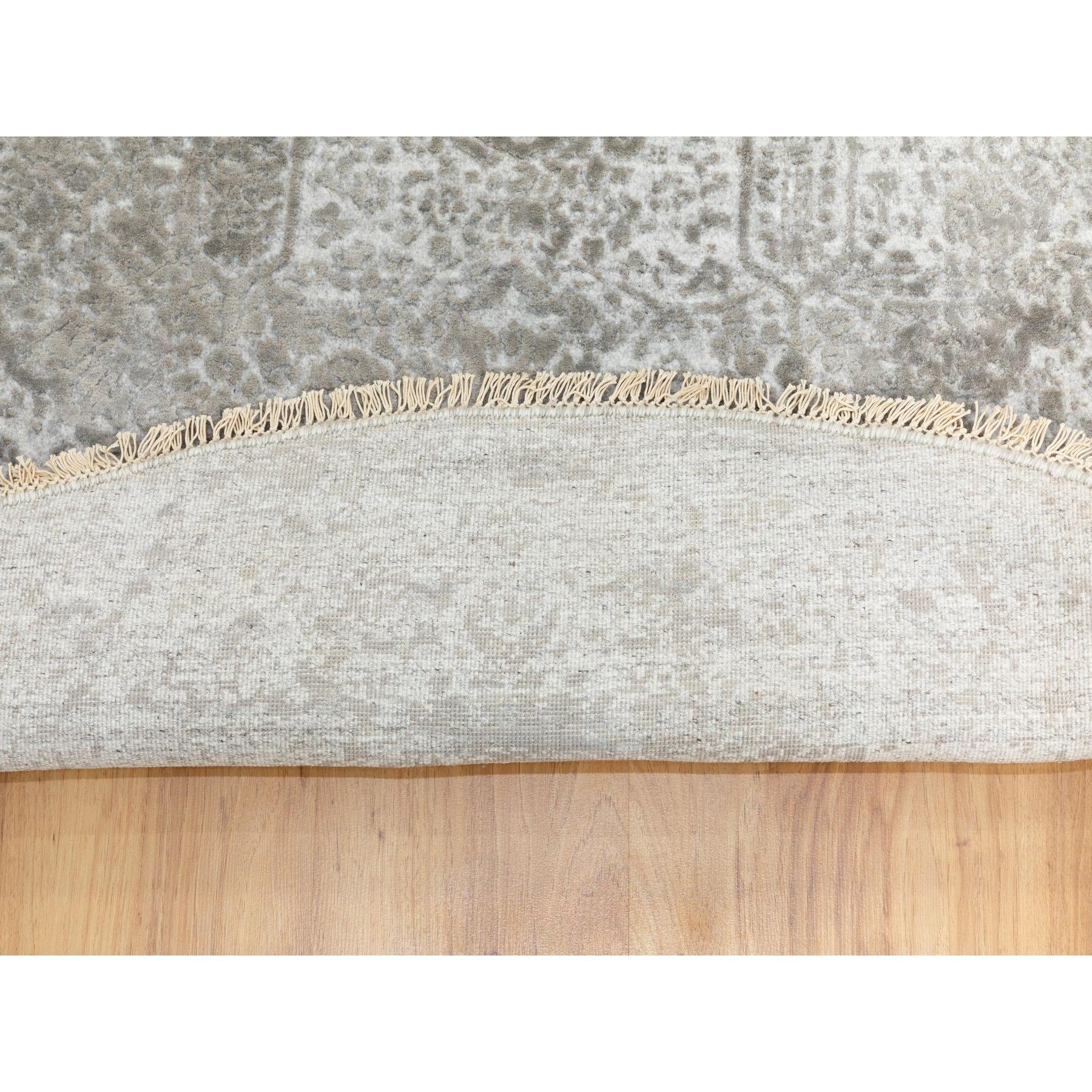 Indien 6'x6' Round Grey Broken Persian Design Wool and Pure Silk Hand Knotted Rug (Tapis noué à la main en laine et soie pure) en vente
