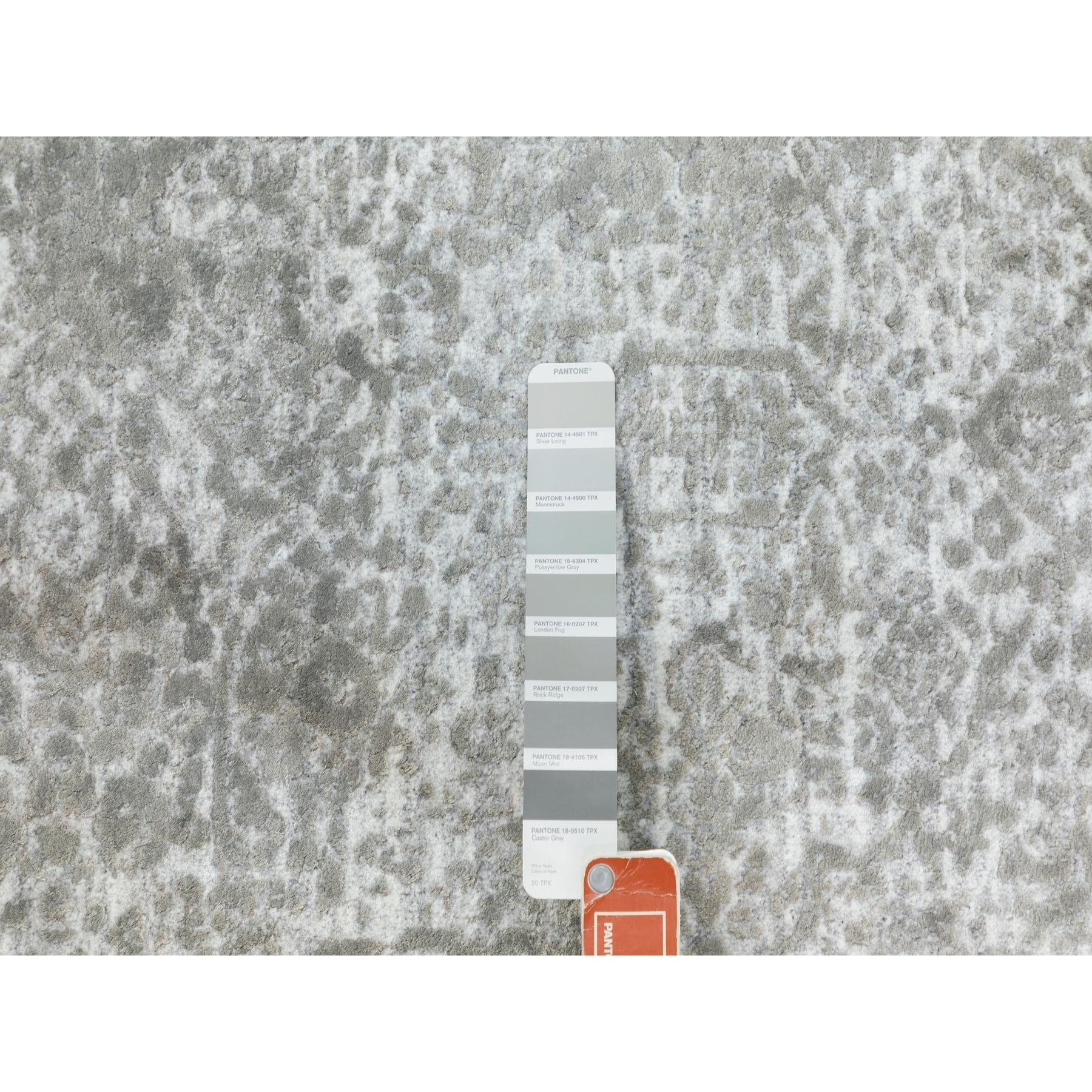 Noué à la main 6'x6' Round Grey Broken Persian Design Wool and Pure Silk Hand Knotted Rug (Tapis noué à la main en laine et soie pure) en vente