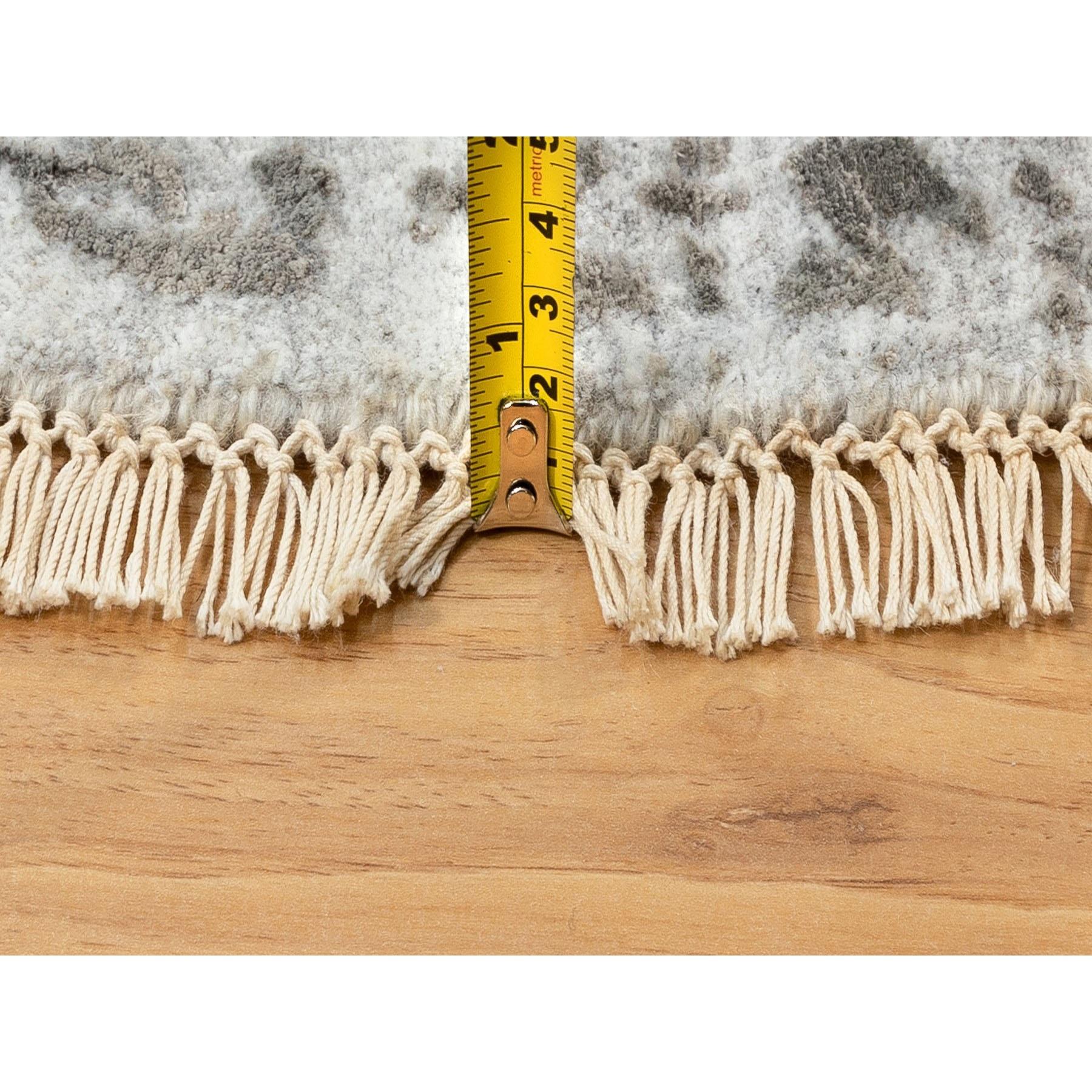 Soie 6'x6' Round Grey Broken Persian Design Wool and Pure Silk Hand Knotted Rug (Tapis noué à la main en laine et soie pure) en vente