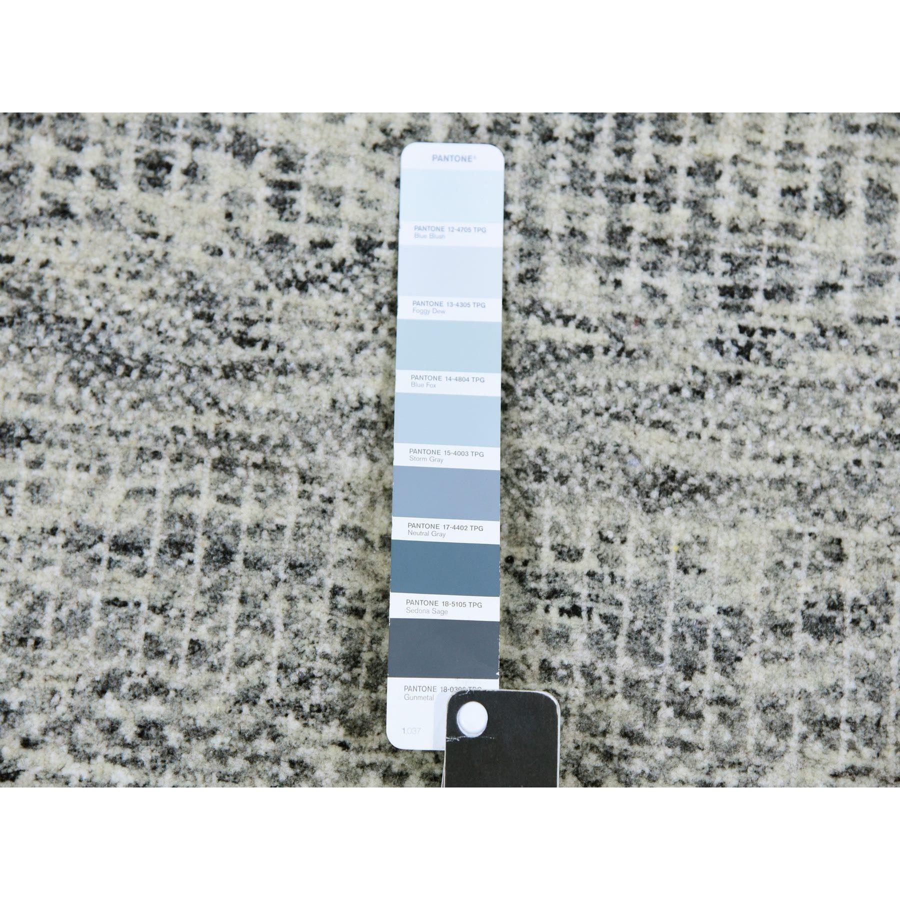 6'x6' Silver Chalice Gray Undyed Wool Grass Design Hand Knotted Round Rug (Indisch) im Angebot