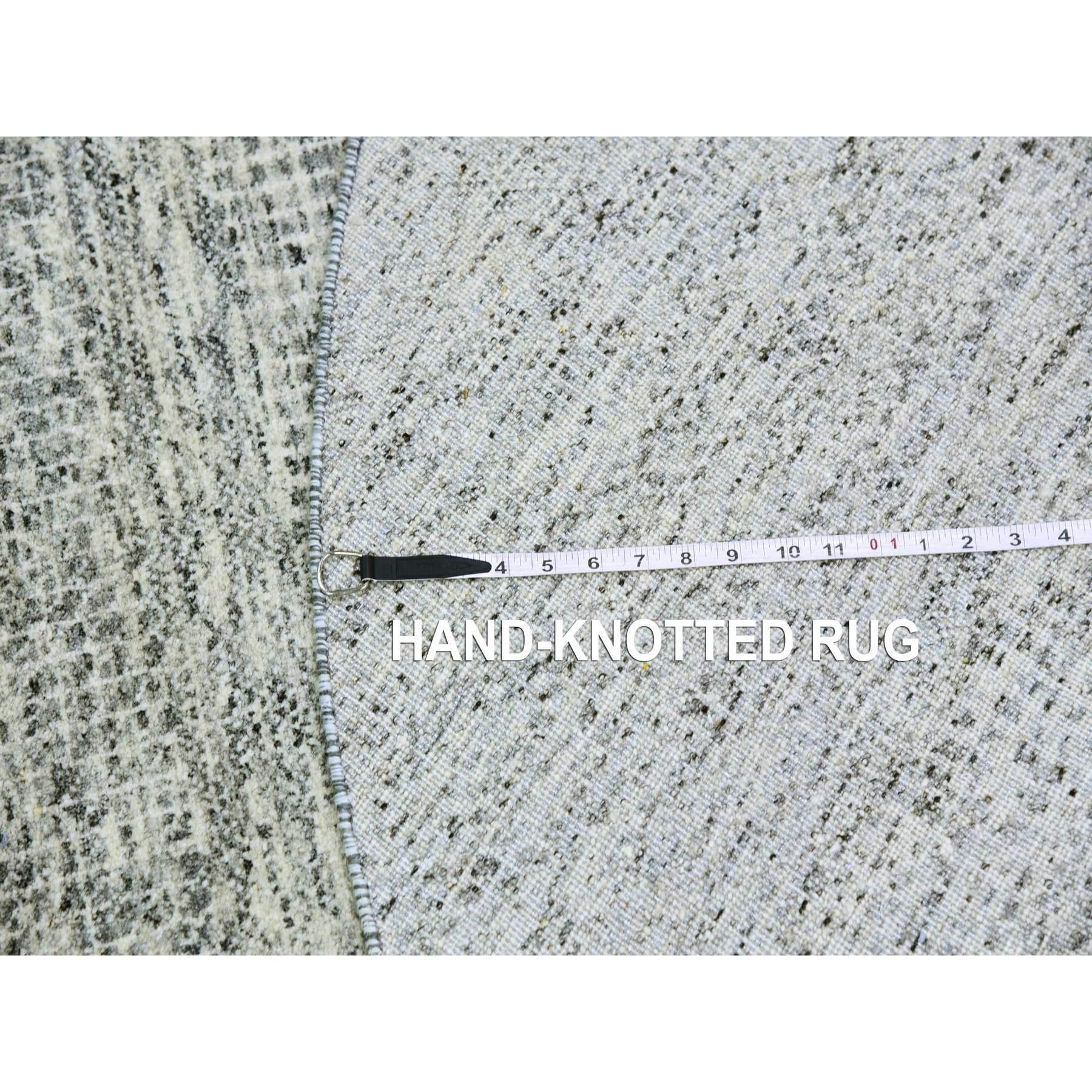 6'x6' Silver Chalice Gray Undyed Wool Grass Design Hand Knotted Round Rug (21. Jahrhundert und zeitgenössisch) im Angebot