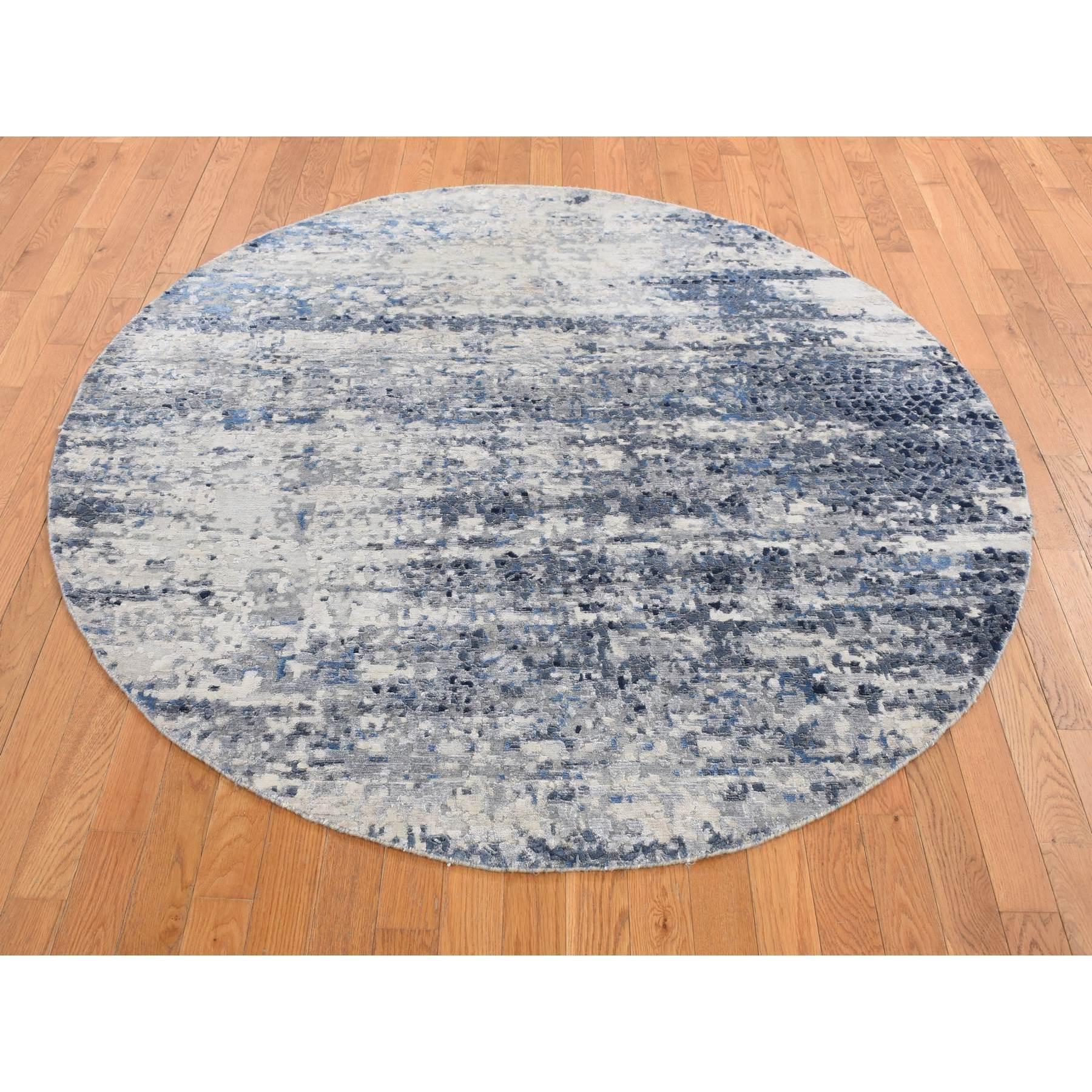 Himmelblau, Gebrochenes Mosaik-Design, Wolle und Seide, Handgeknüpft, Runder Orientteppich
Primäre MATERIALIEN: Wolle & Seide
Latex: Kein Flor 
Höhe: 0,25 Zoll
Stil: Transitional
Grundfarbe: Blau
Sekundäre Farben: Millennium Blau, Elfenbein,