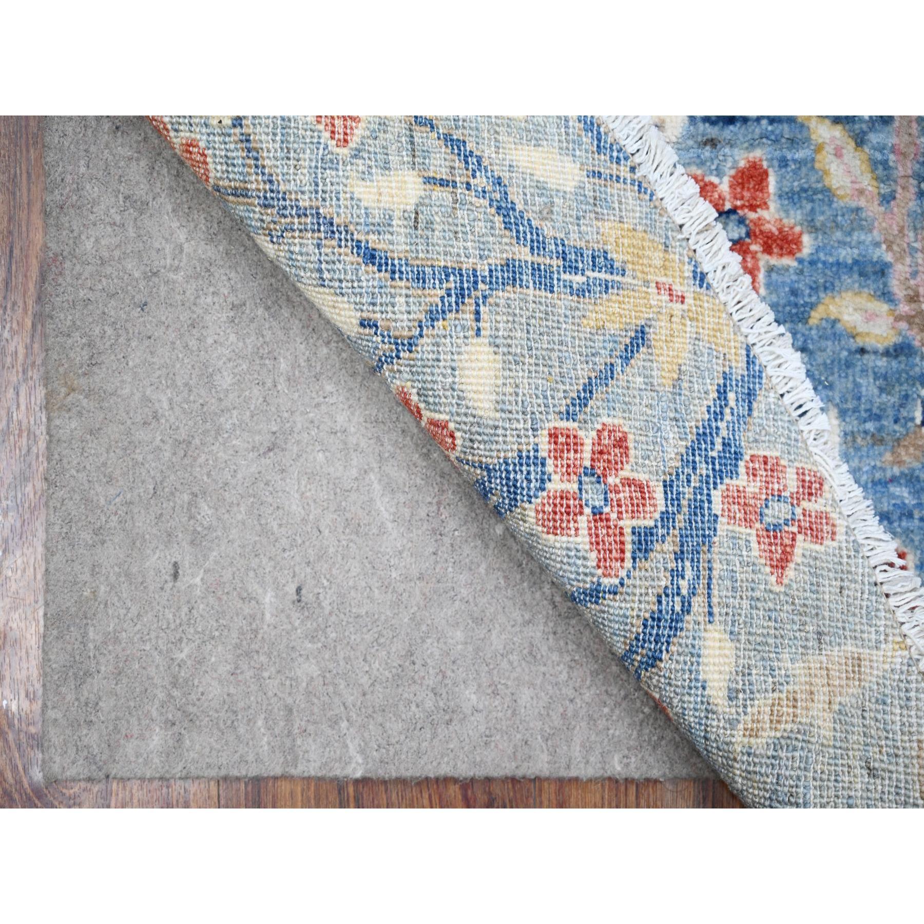 Ésta es una auténtica alfombra oriental afgana Peshawar con diseño de aves del paraíso, anudada a mano, de pura lana. Ha sido anudada durante meses y meses con técnicas artesanales de tejido centenarias por expertos artesanos.
Materiales primarios:
