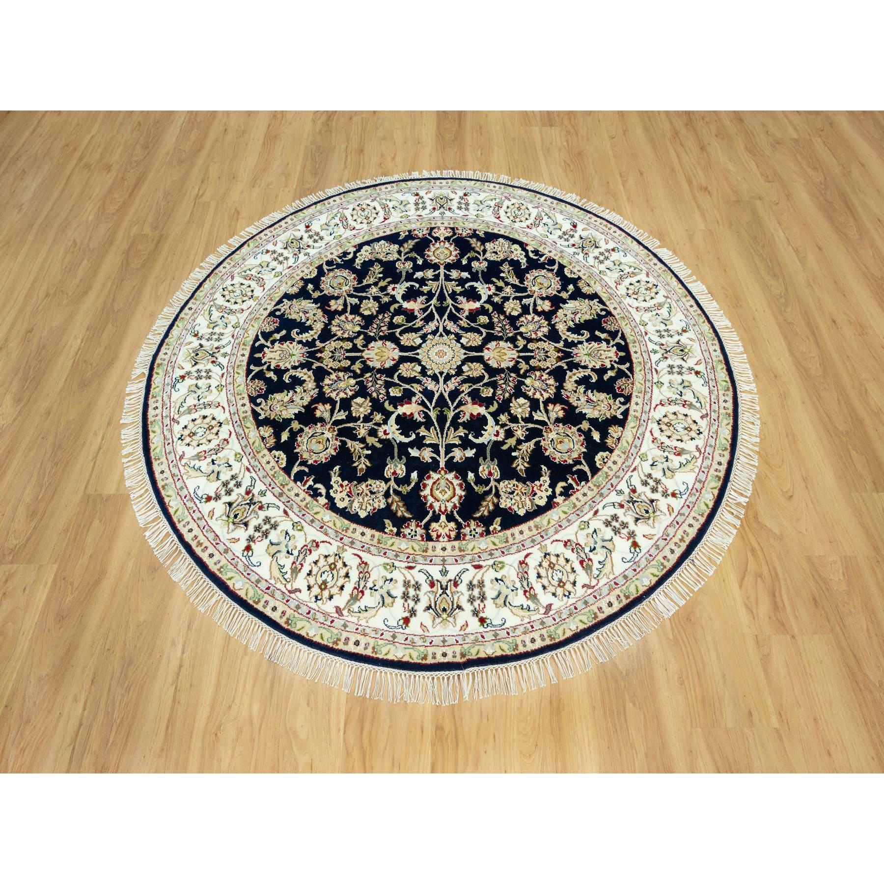 Ésta es una auténtica alfombra oriental anudada a mano con diseño floral Nain. Ha sido anudada durante meses y meses con técnicas artesanales de tejido centenarias por artesanos.
Materiales primarios: Lana
Látex: Sin pelo 
altura: 0,25