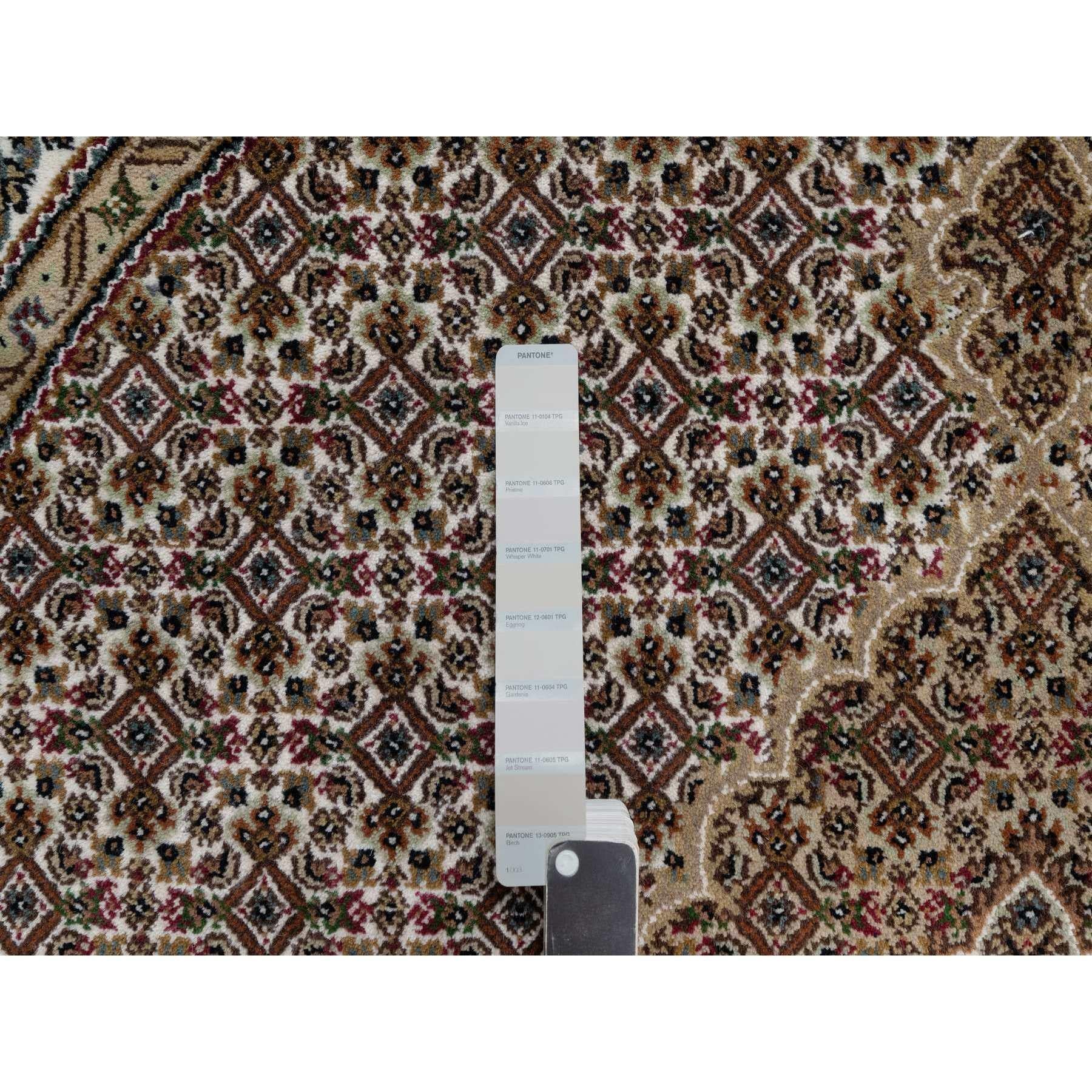 Indian 6'x6' White Pure Wool Tabriz Mahi with Fish Design Hand Knotted Round Rug For Sale