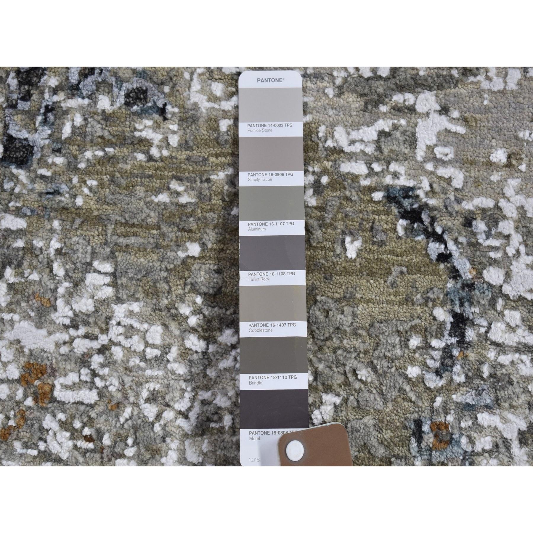 Indien 6'x6' Wool Denser Weave Persian Knot with Abstract Design Round Rug en vente