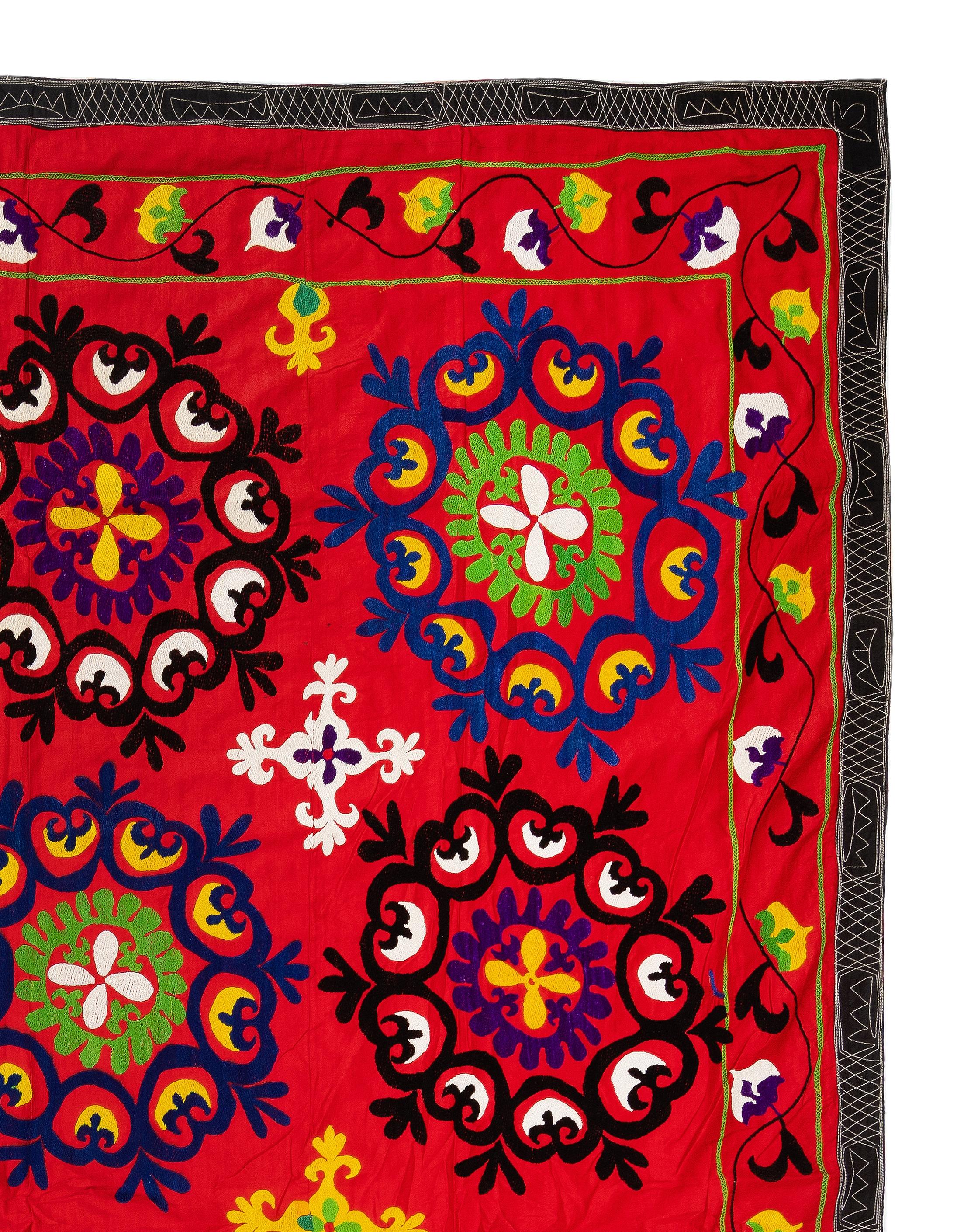 6x7,5 Ft Vintage bestickte Vintage-Bettbezug aus Seide, roter Wandbezug, traditioneller Überwurf (Suzani) im Angebot