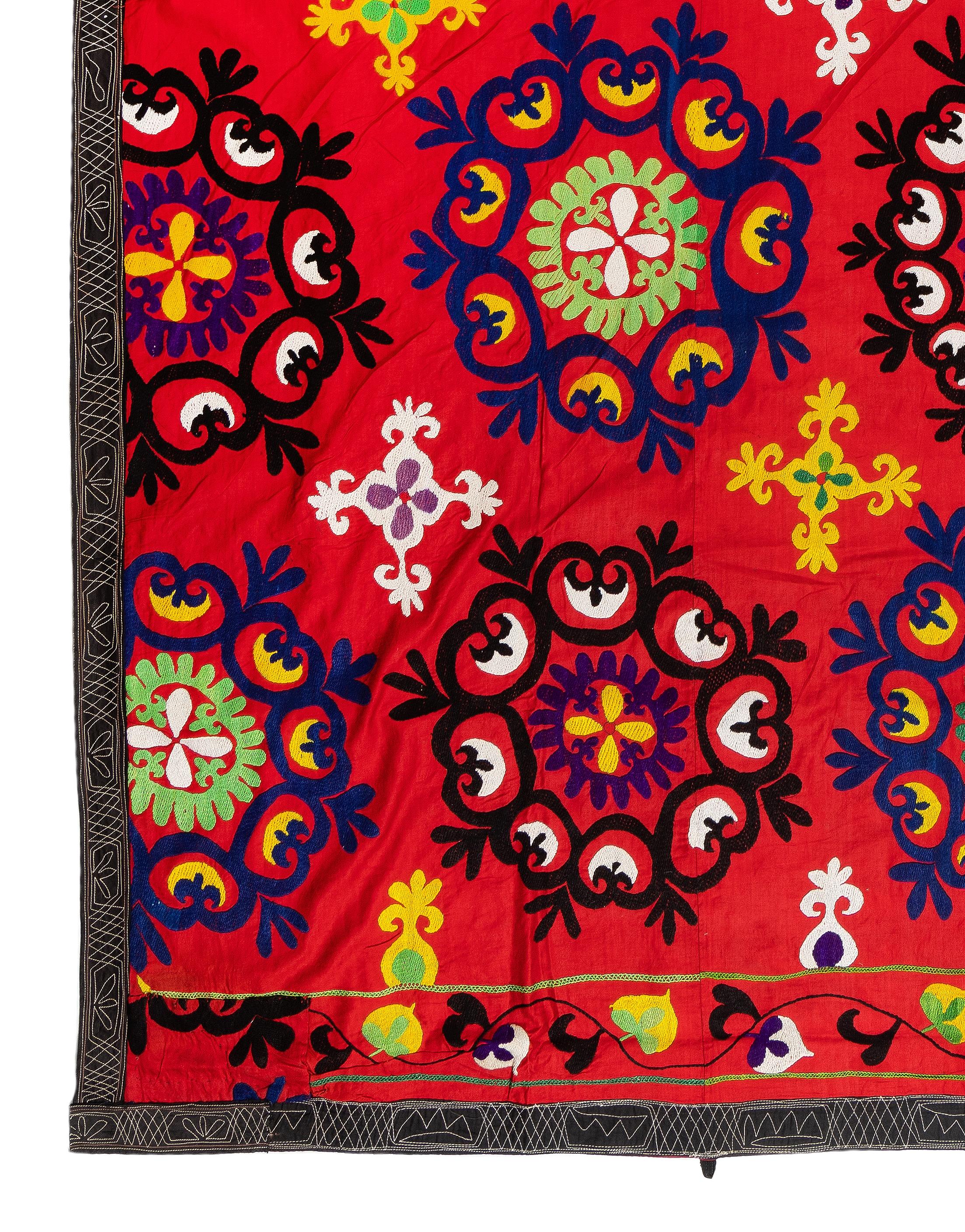 6x7,5 Ft Vintage bestickte Vintage-Bettbezug aus Seide, roter Wandbezug, traditioneller Überwurf (Usbekisch) im Angebot