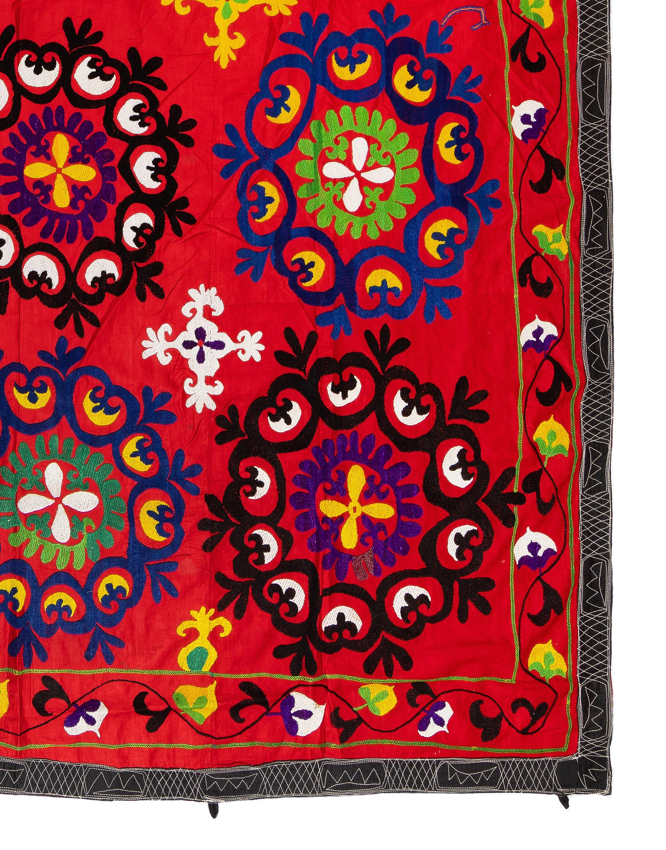 6x7,5 Ft Vintage bestickte Vintage-Bettbezug aus Seide, roter Wandbezug, traditioneller Überwurf (Bestickt) im Angebot