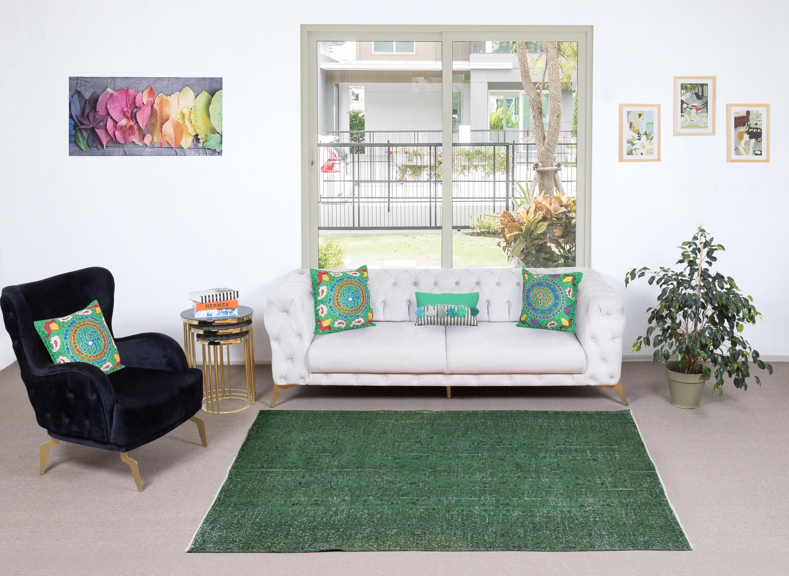 Unsere gefärbten Teppiche sind allesamt handgeknüpfte türkische Vintage-Teppiche, die in unserer Werkstatt sorgfältig restauriert und neu gestaltet wurden, damit sie zu einer breiten Palette von Einrichtungsstilen passen - von modern und