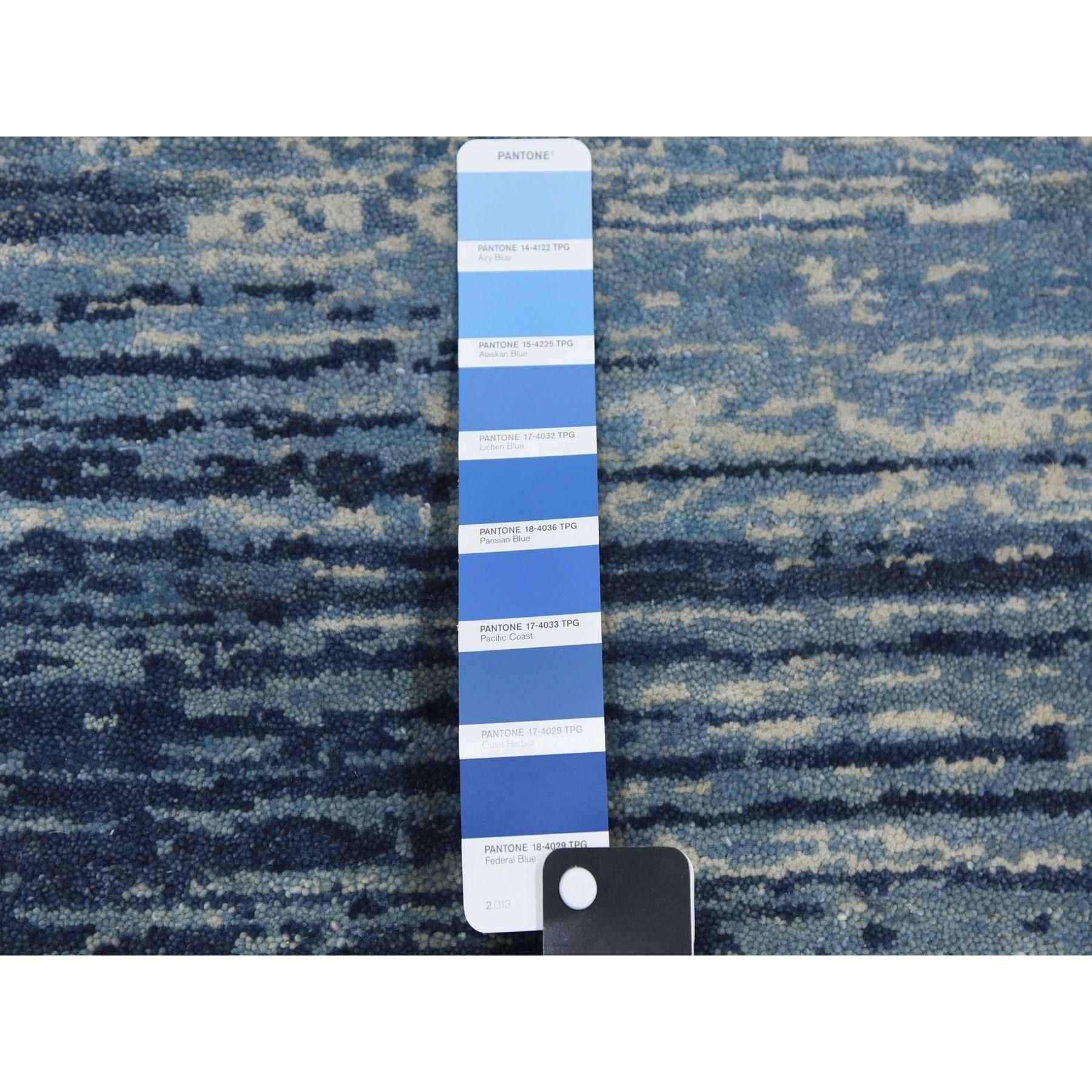 Indien Tapis noué à la main bleu avec un motif horizontal ivoire de 6'x8'10