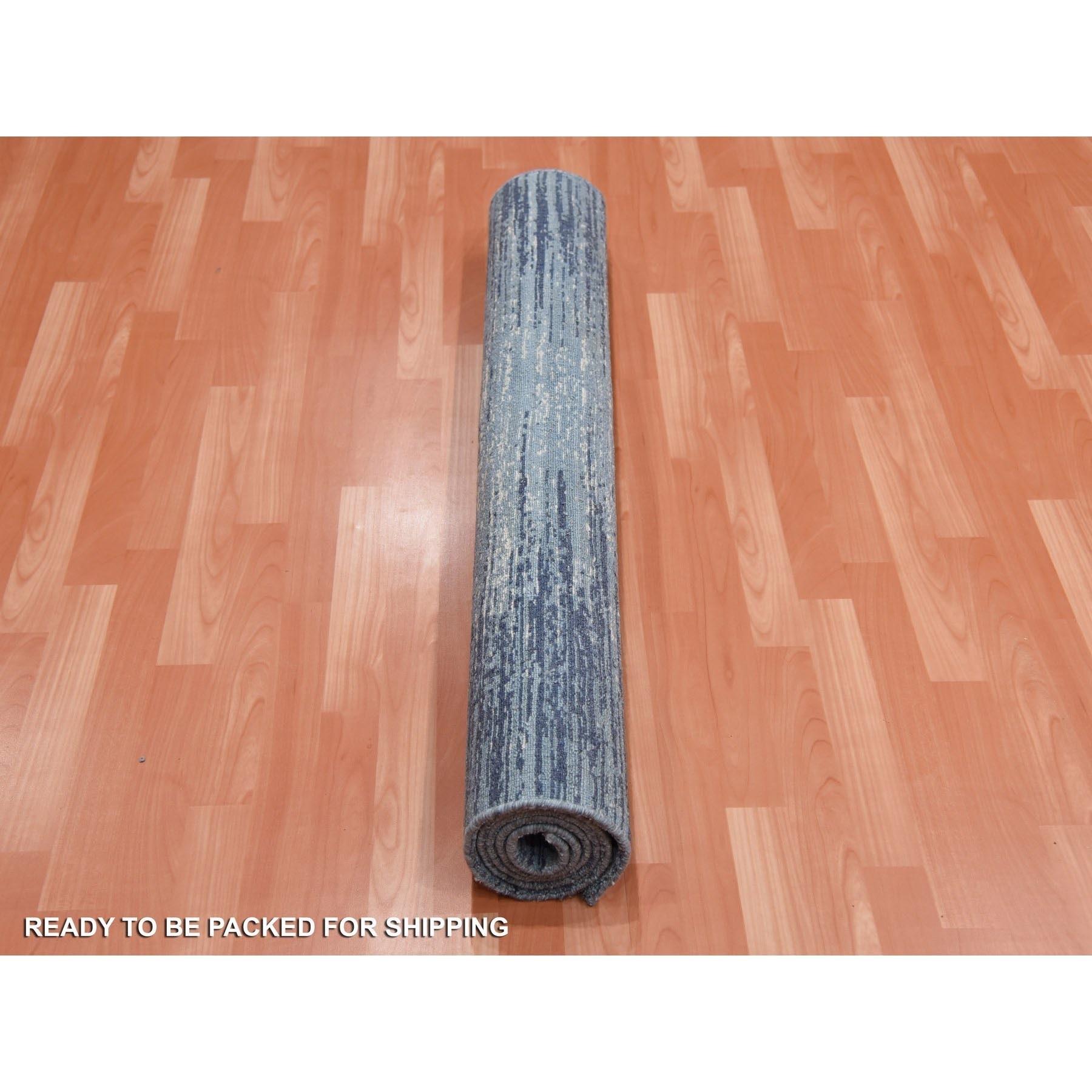 Noué à la main Tapis noué à la main bleu avec un motif horizontal ivoire de 6'x8'10