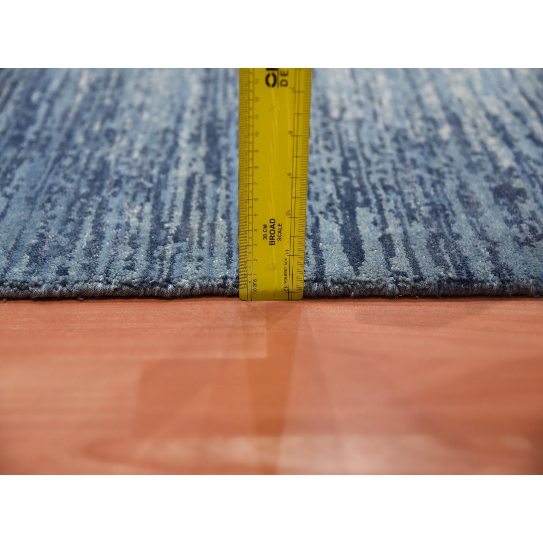 Tapis noué à la main bleu avec un motif horizontal ivoire de 6'x8'10
