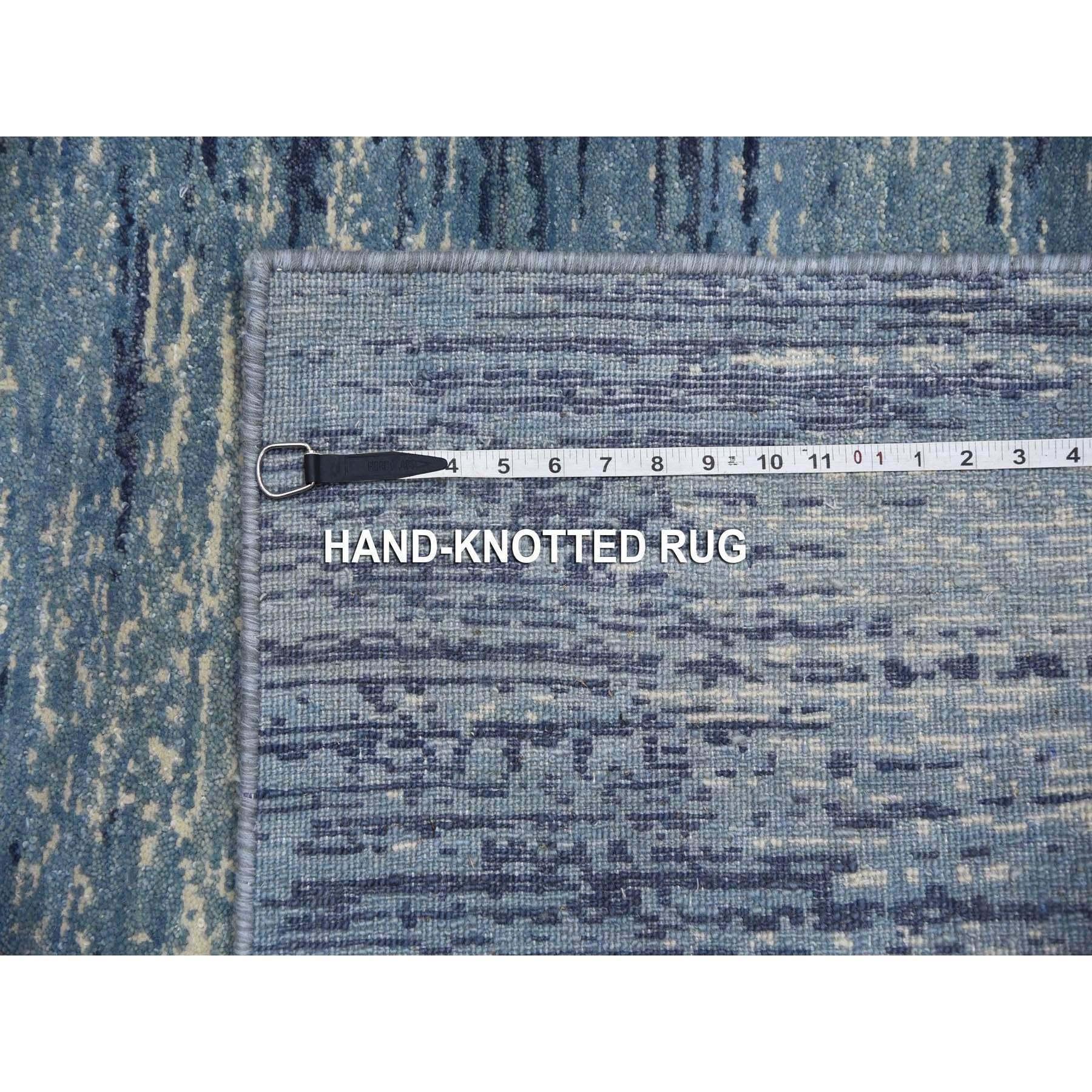 XXIe siècle et contemporain Tapis noué à la main bleu avec un motif horizontal ivoire de 6'x8'10