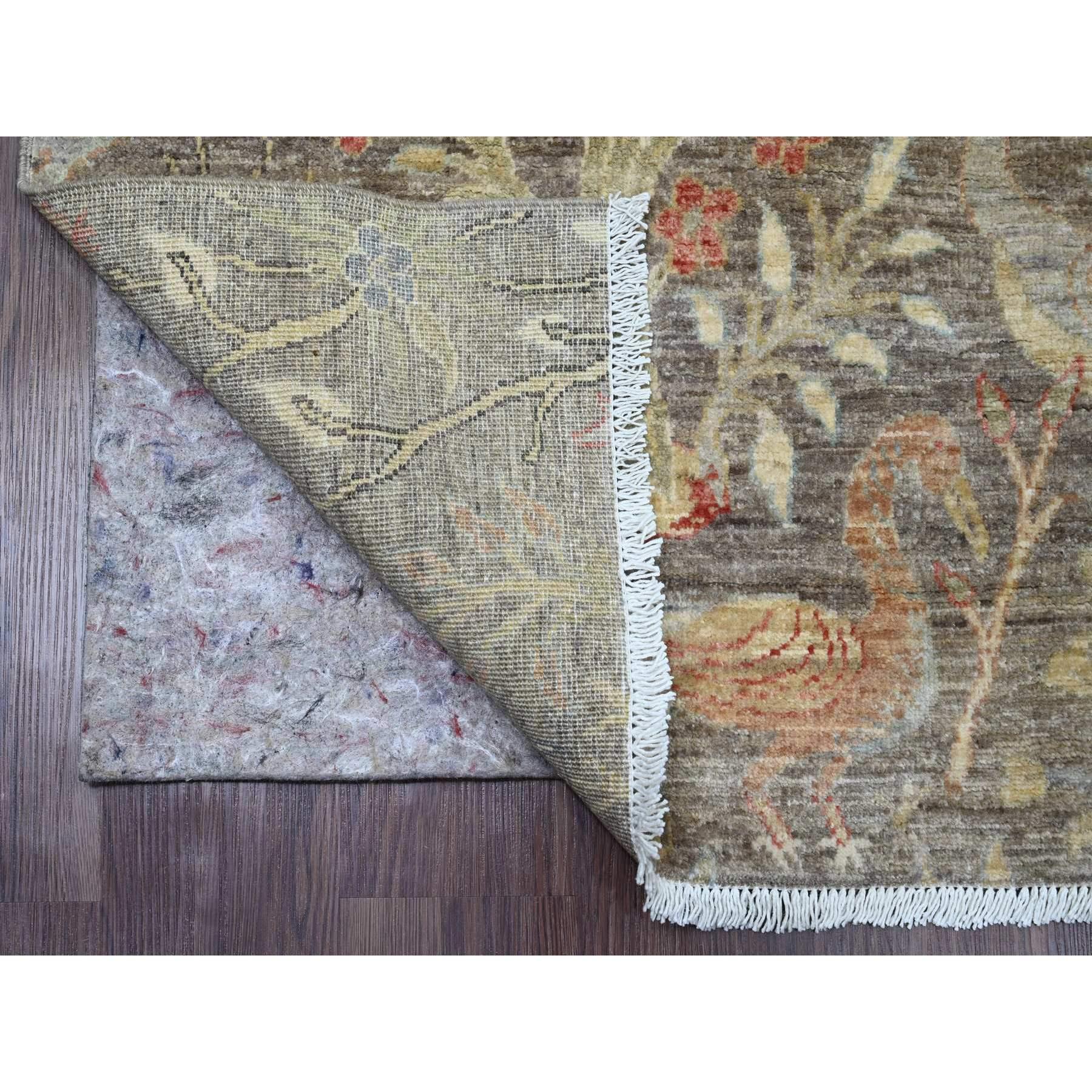 Zedernbraun, handgeknüpft, afghanischer Peschawar mit Paradiesvogel-Motiv, weiche Wolle, pflanzliche Farbstoffe, Orientteppich
Primäre MATERIALIEN: Wolle
Latex: Kein Flor 
Höhe: 0,25 Zoll
Stil: Transitional
Grundfarbe: Braun
Sekundäre Farben: Blau,