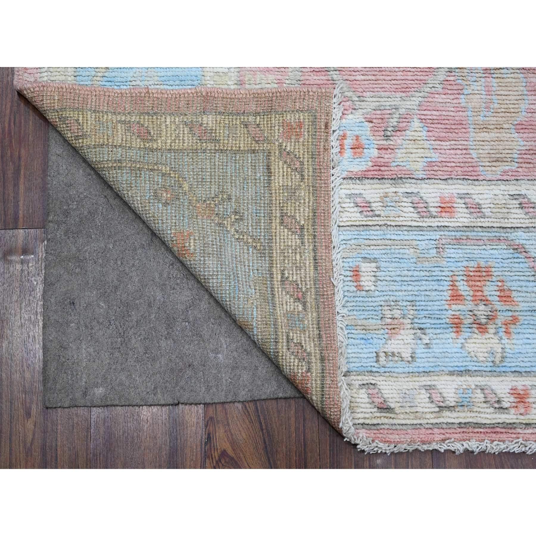 Si tratta di un autentico tappeto orientale di Angora Oushak, annodato a mano, in pura lana, unico nel suo genere. È stato annodato per mesi e mesi con tecniche di tessitura secolari da esperti artigiani.
Materiali primari: Lana
Lattice: No Pile