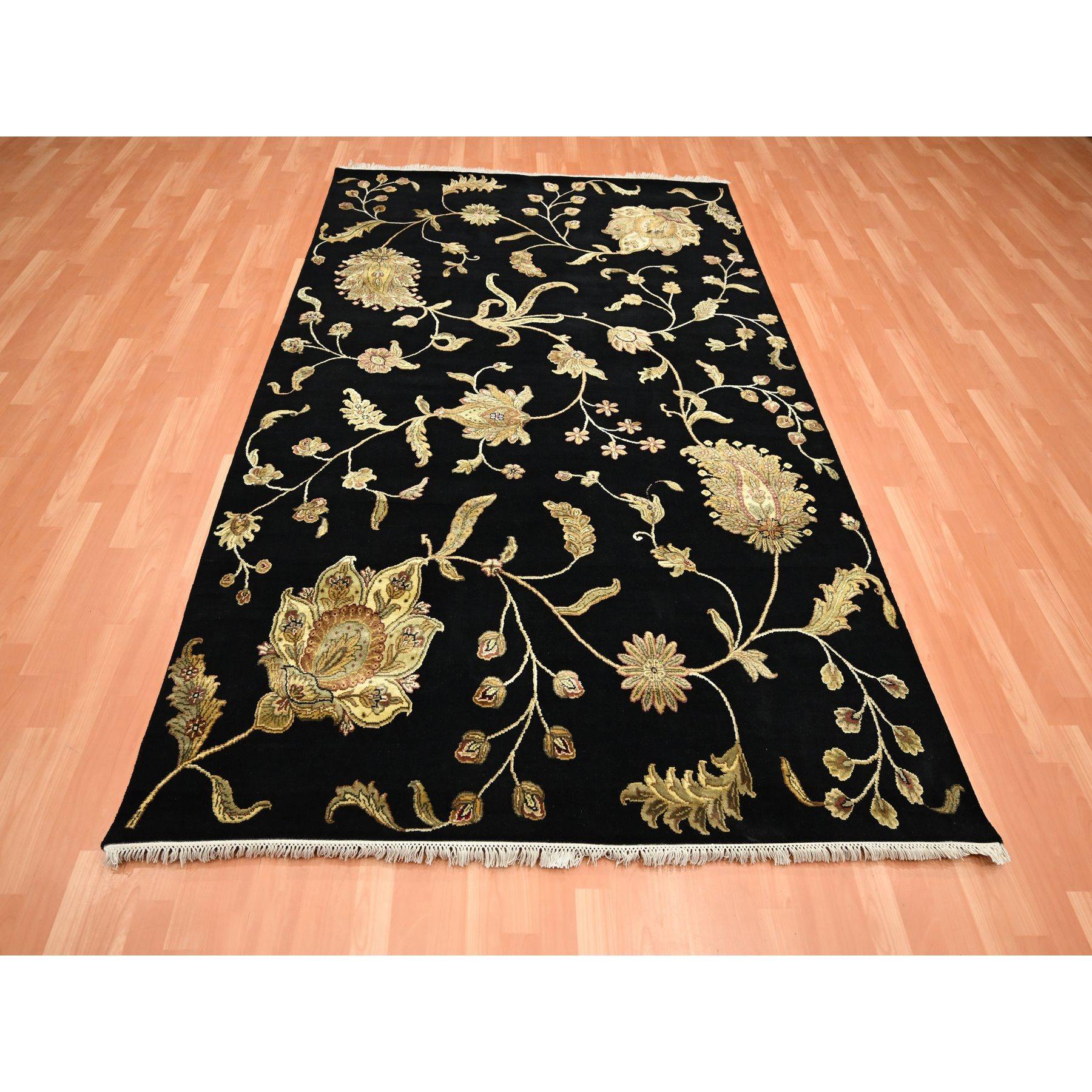 Noir ébène, noué à la main, design botanique sans bordure, mi-laine et mi-soie, densément tissé, poil doux, tapis d'Orient
Matériaux primaires : Laine et soie
Latex : Pas de poils 
hauteur : 0,25 pouces
Style : Traditionnel
Couleur primaire :