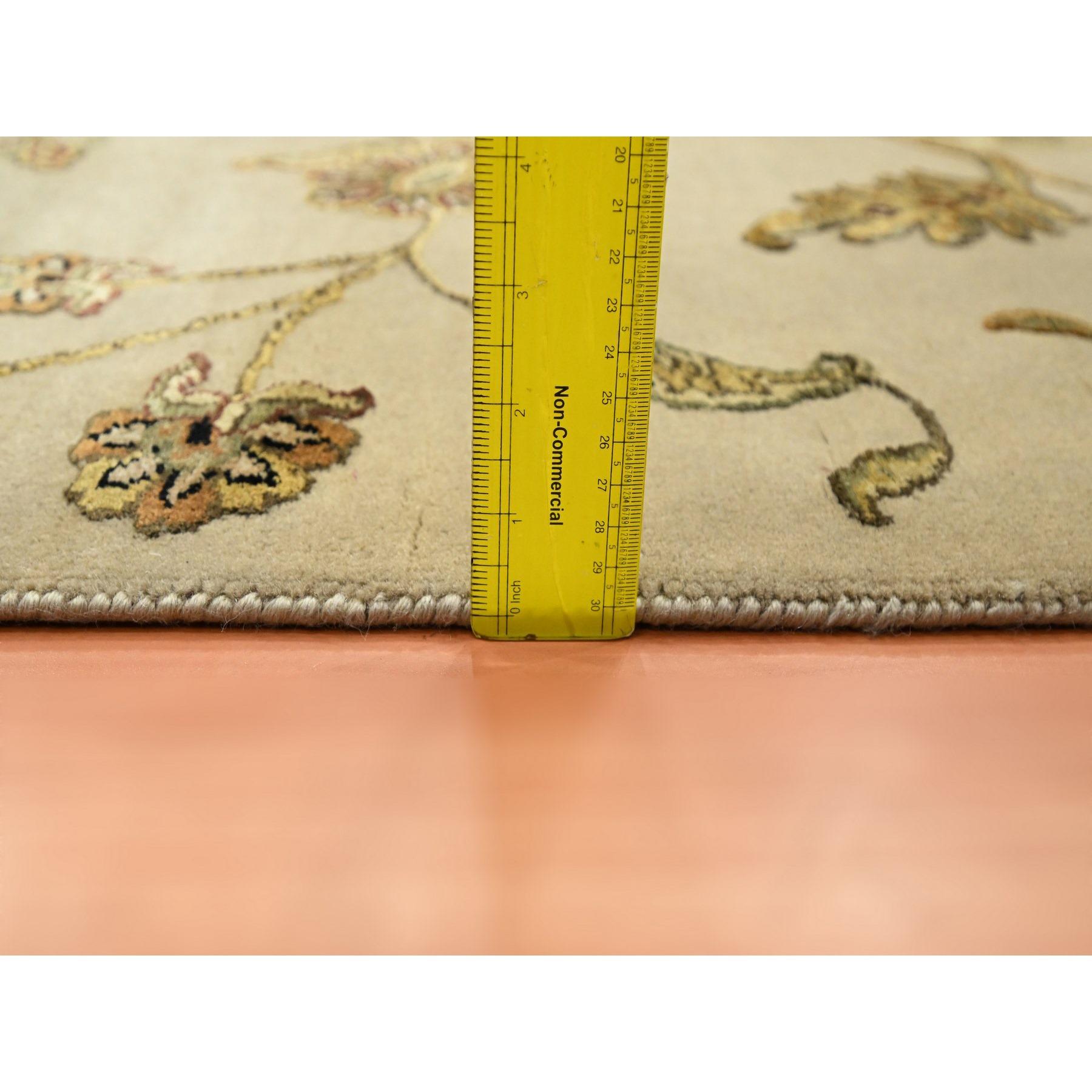 Tappeto marrone ecrù metà lana e metà seta con disegno botanico annodato a mano 6'x8'10