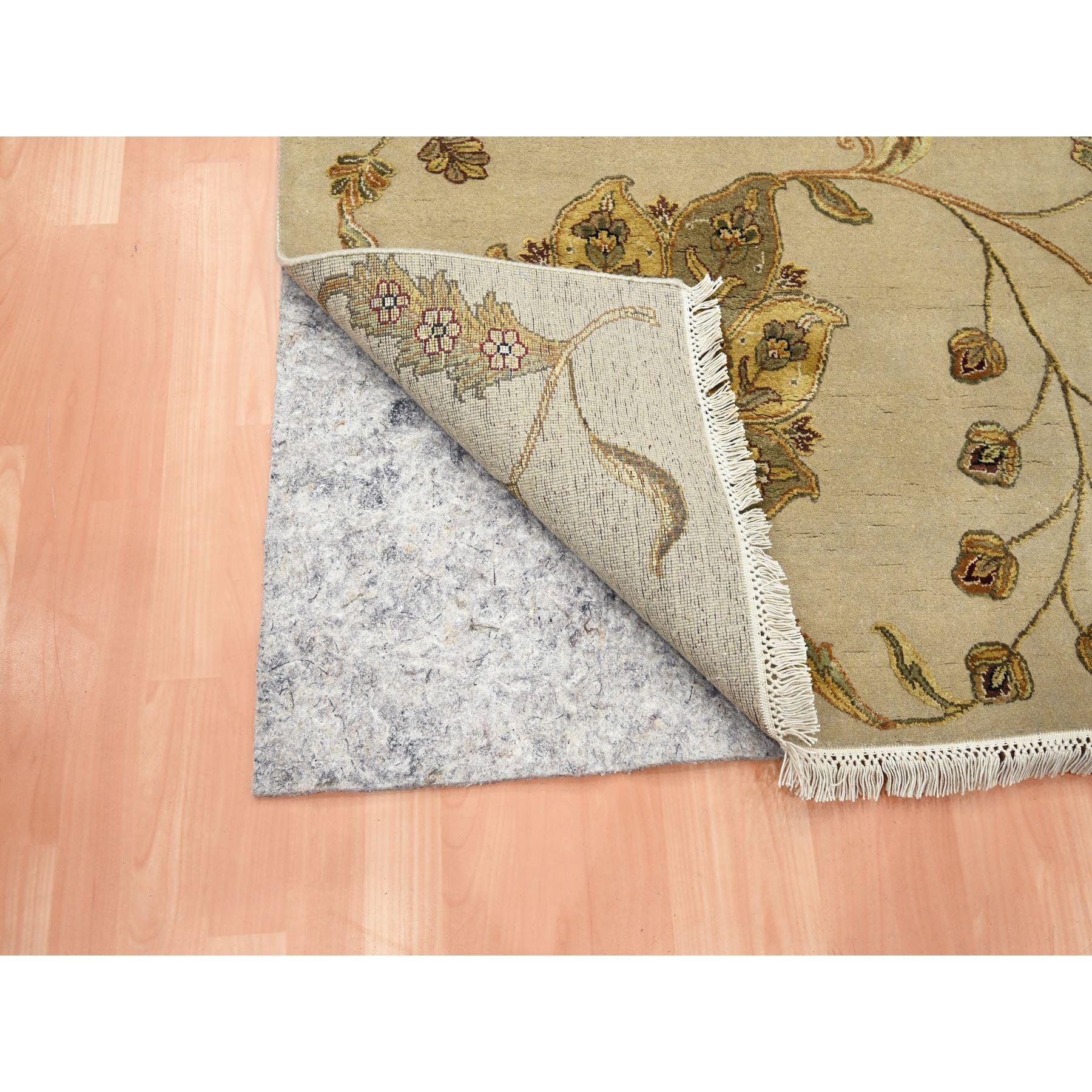 Indiano Tappeto marrone ecrù metà lana e metà seta con disegno botanico annodato a mano 6'x8'10