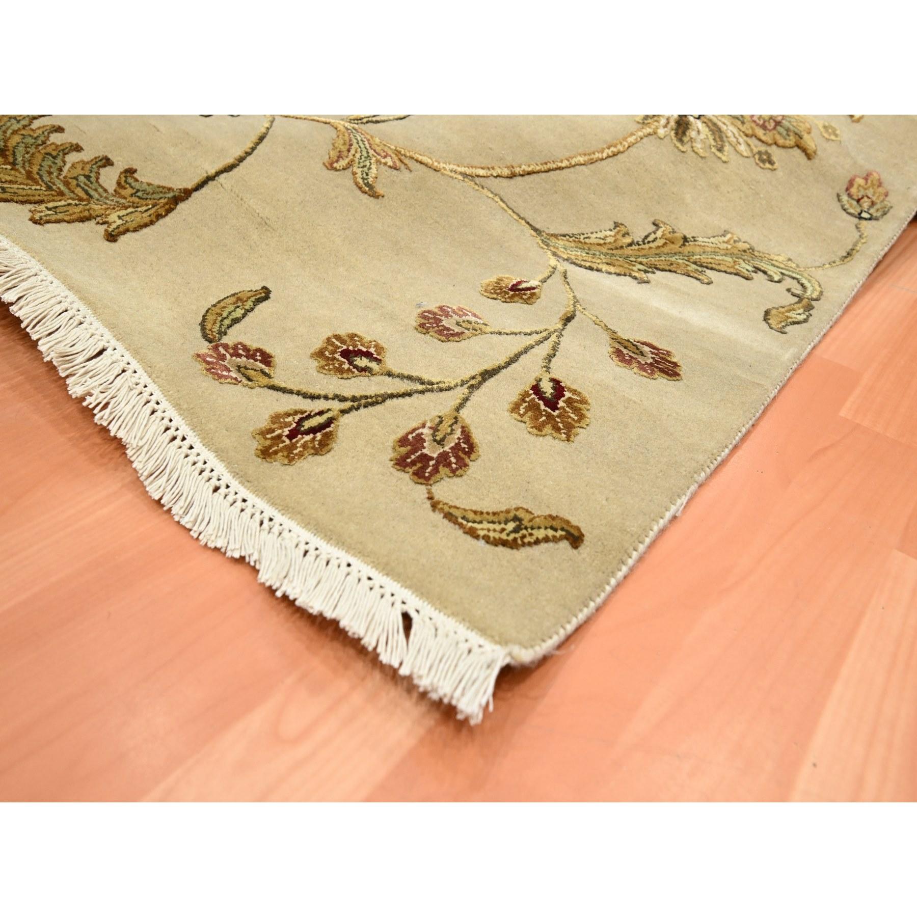 Tappeto marrone ecrù metà lana e metà seta con disegno botanico annodato a mano 6'x8'10