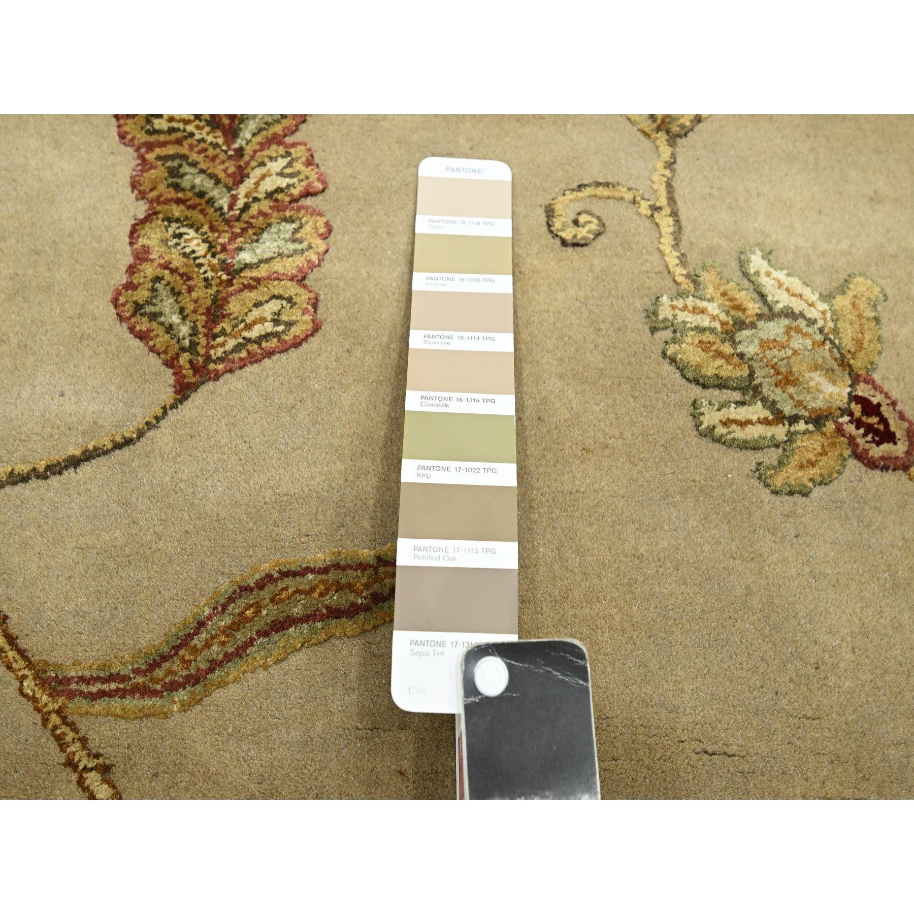 XXI secolo e contemporaneo Tappeto marrone ecrù metà lana e metà seta con disegno botanico annodato a mano 6'x8'10