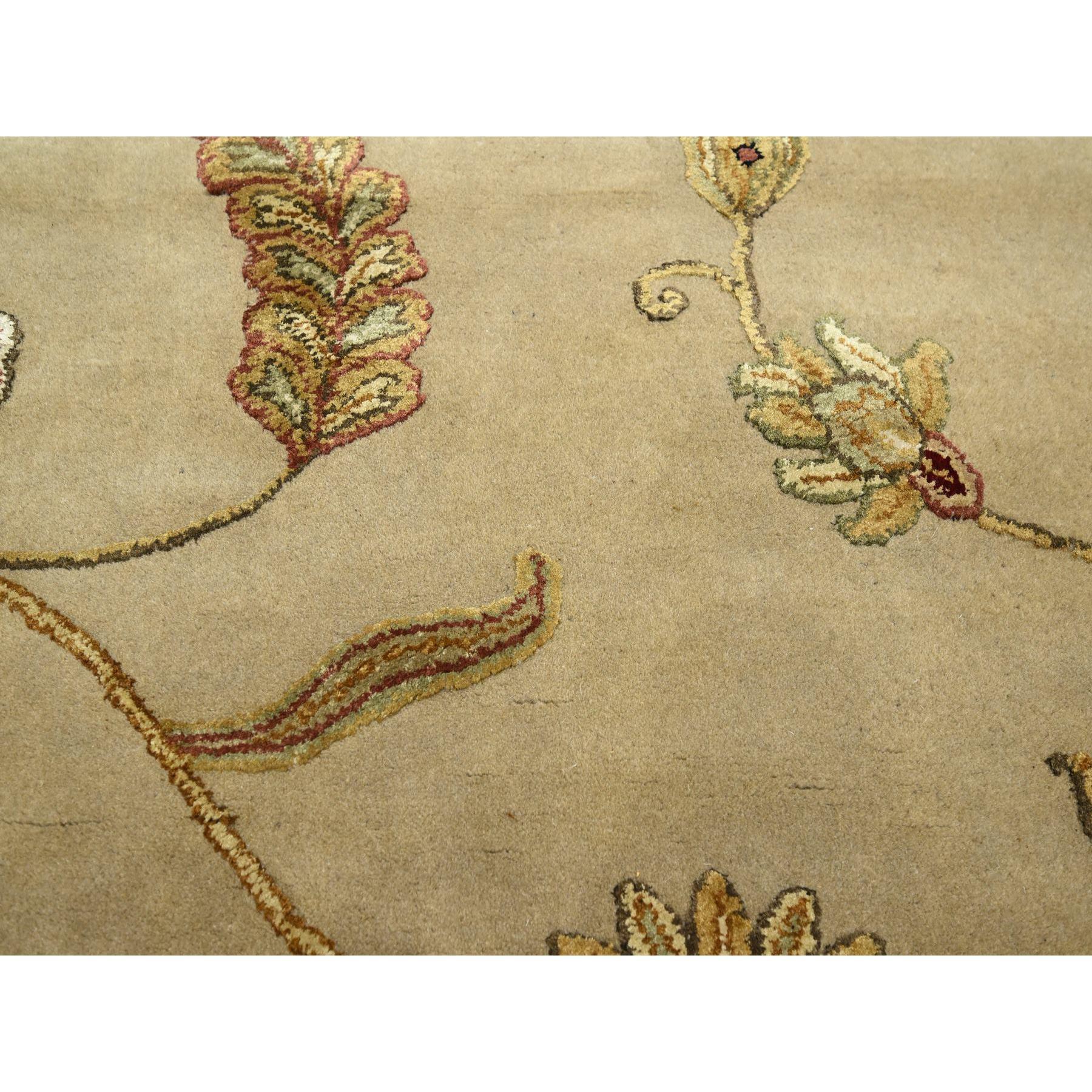 Lana Tappeto marrone ecrù metà lana e metà seta con disegno botanico annodato a mano 6'x8'10