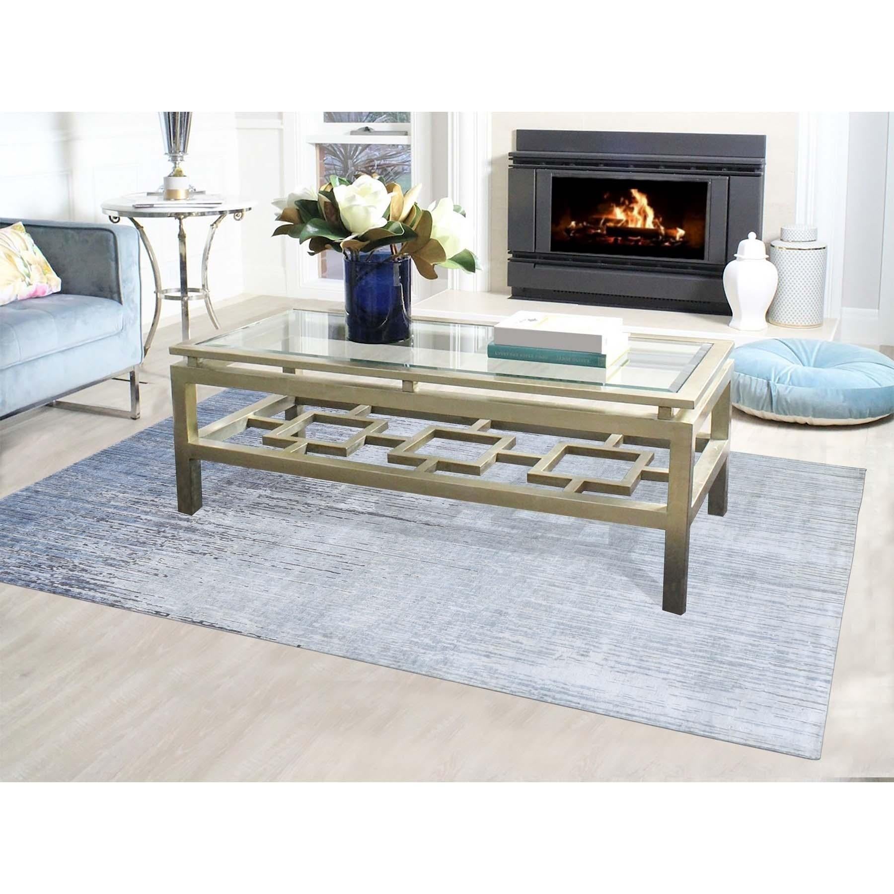 Si tratta di un autentico tappeto orientale in pura seta annodato a mano dal design verticale grigio Ombre. È stato annodato per mesi e mesi secondo le secolari tecniche di tessitura persiana da esperti artigiani.
Materiali primari: Lana e pura