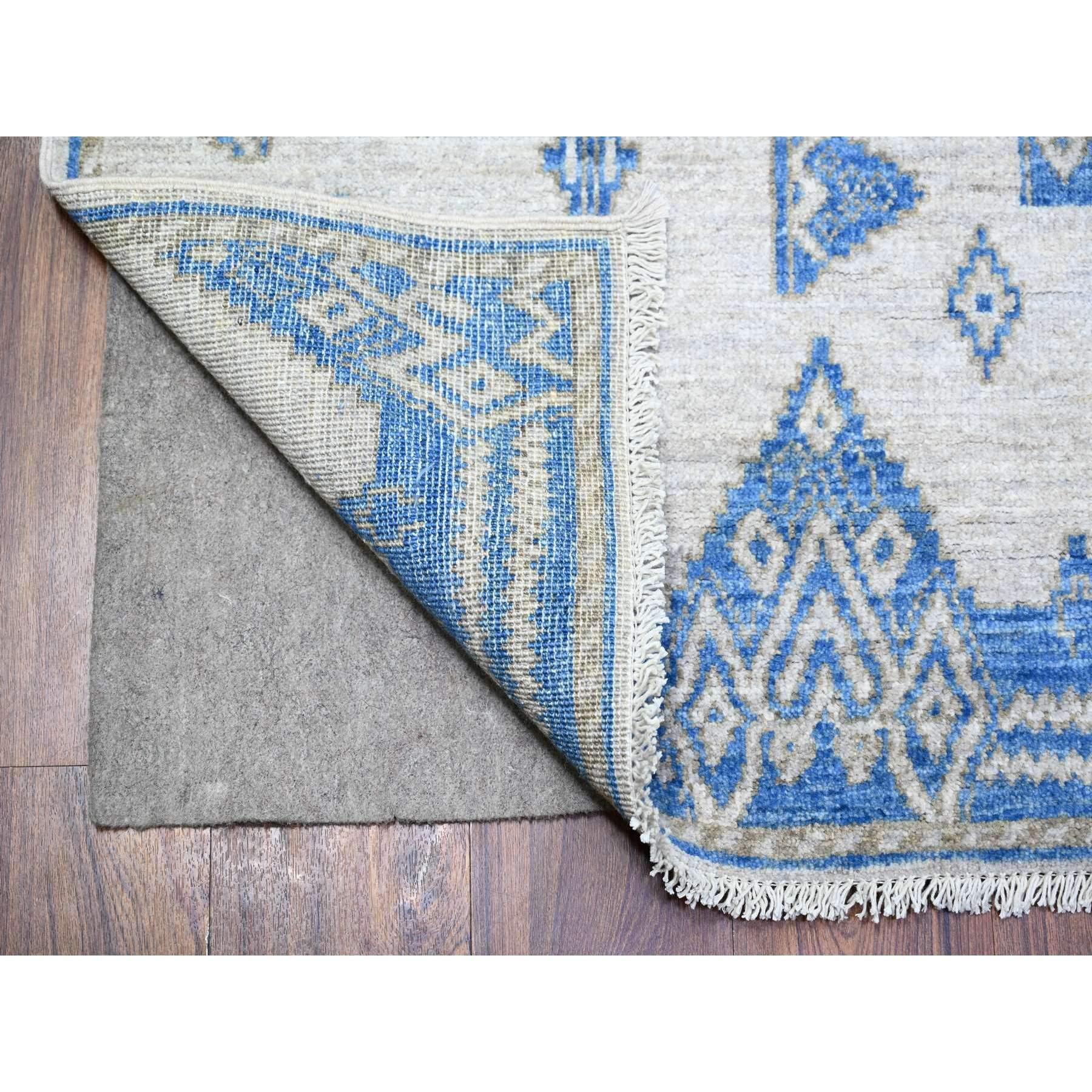 Elfenbein, feiner Peshawar mit komplizierten geometrischen Motiven, natürliche Farbstoffe, weiche Wolle, handgeknüpft, Orientteppich
Primäre MATERIALIEN: Wolle
Latex: Kein Flor 
Höhe: 0,25 Zoll
Stil: Transitional
Grundfarbe: Blau
Sekundärfarben: