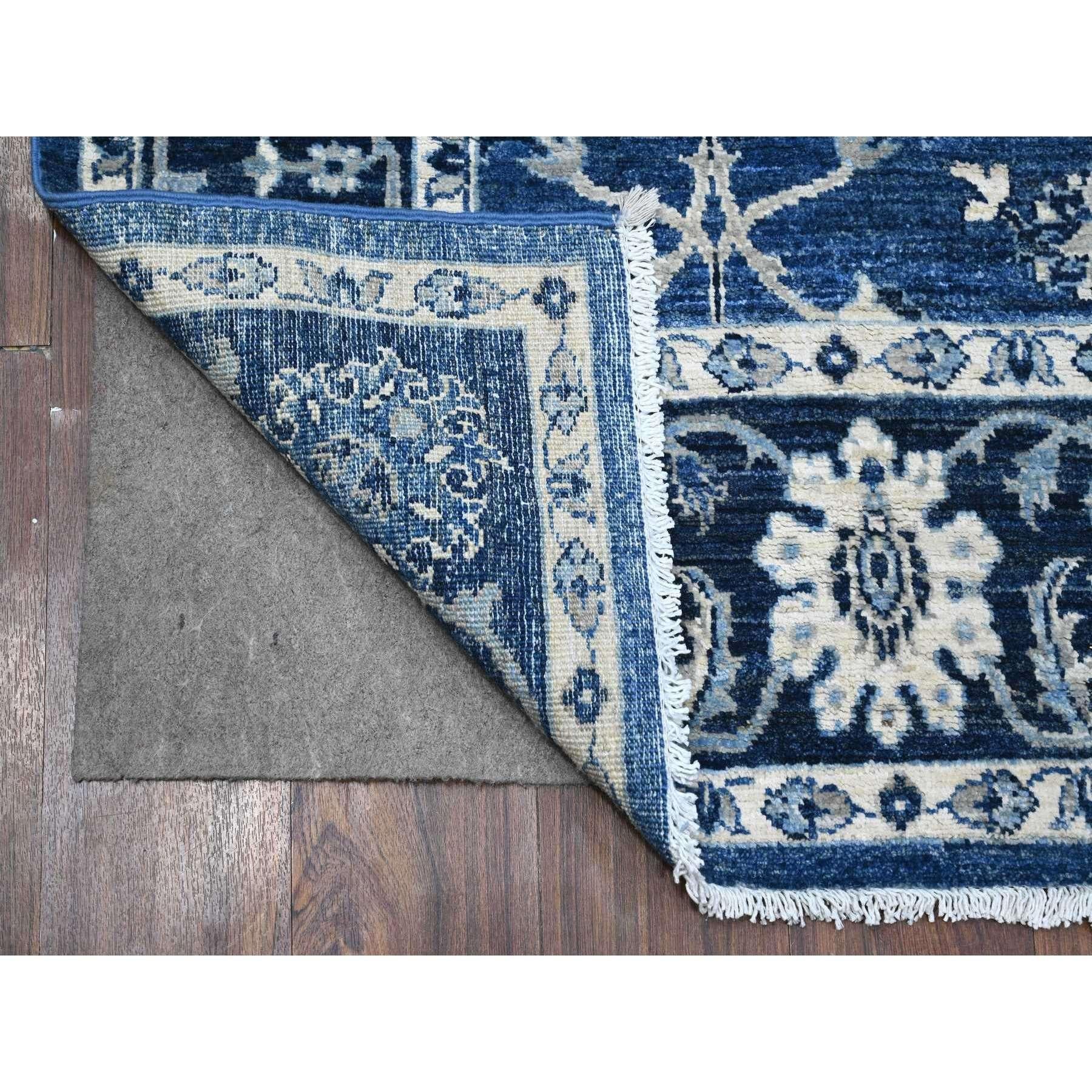 Ésta es una auténtica alfombra oriental de Peshawar con diseño Mahal, anudada a mano y de pura lana. Ha sido anudada durante meses y meses con técnicas artesanales de tejido centenarias por expertos artesanos.
Materiales primarios: Lana
Látex: Sin