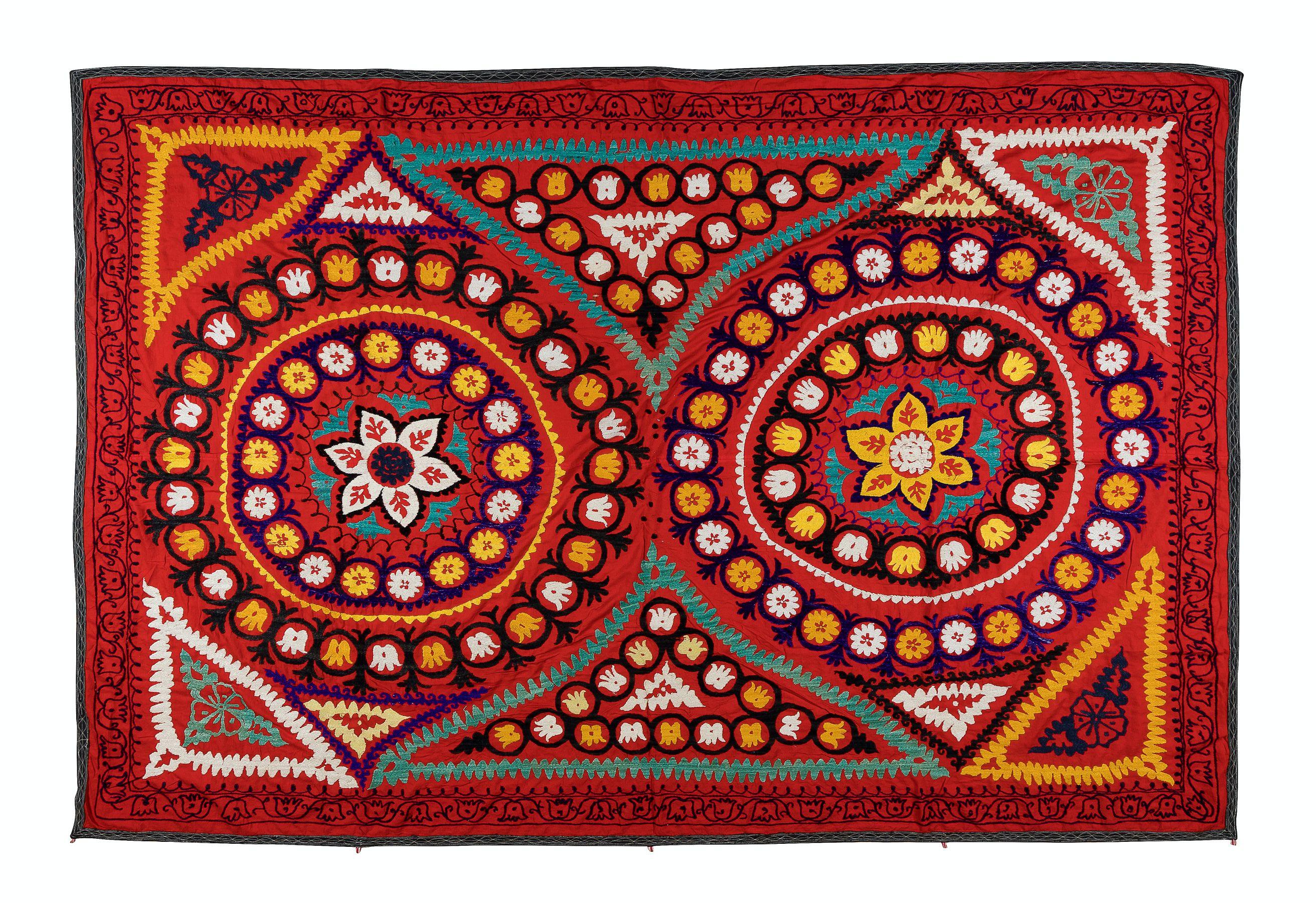 Couverture de lit vintage en soie brodée Suzani d'Asie centrale, 8,2 m x 21,6 m Bon état - En vente à Philadelphia, PA
