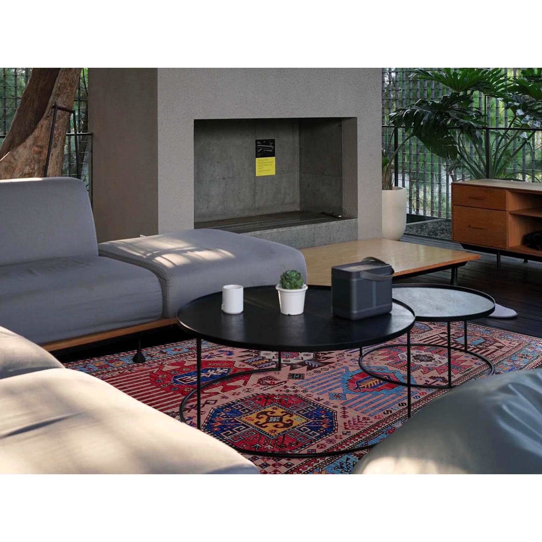 Rosa, afghanischer Ersari mit türkischem Knoten, kaukasisches Design Revival, antike Vogelfiguren, pflanzliche Farbstoffe, weiche und samtige Wolle, handgeknüpft, Orientteppich
Primäre MATERIALIEN: Wolle
Latex: Kein Flor 
Höhe: 0,25 Zoll
Stil: