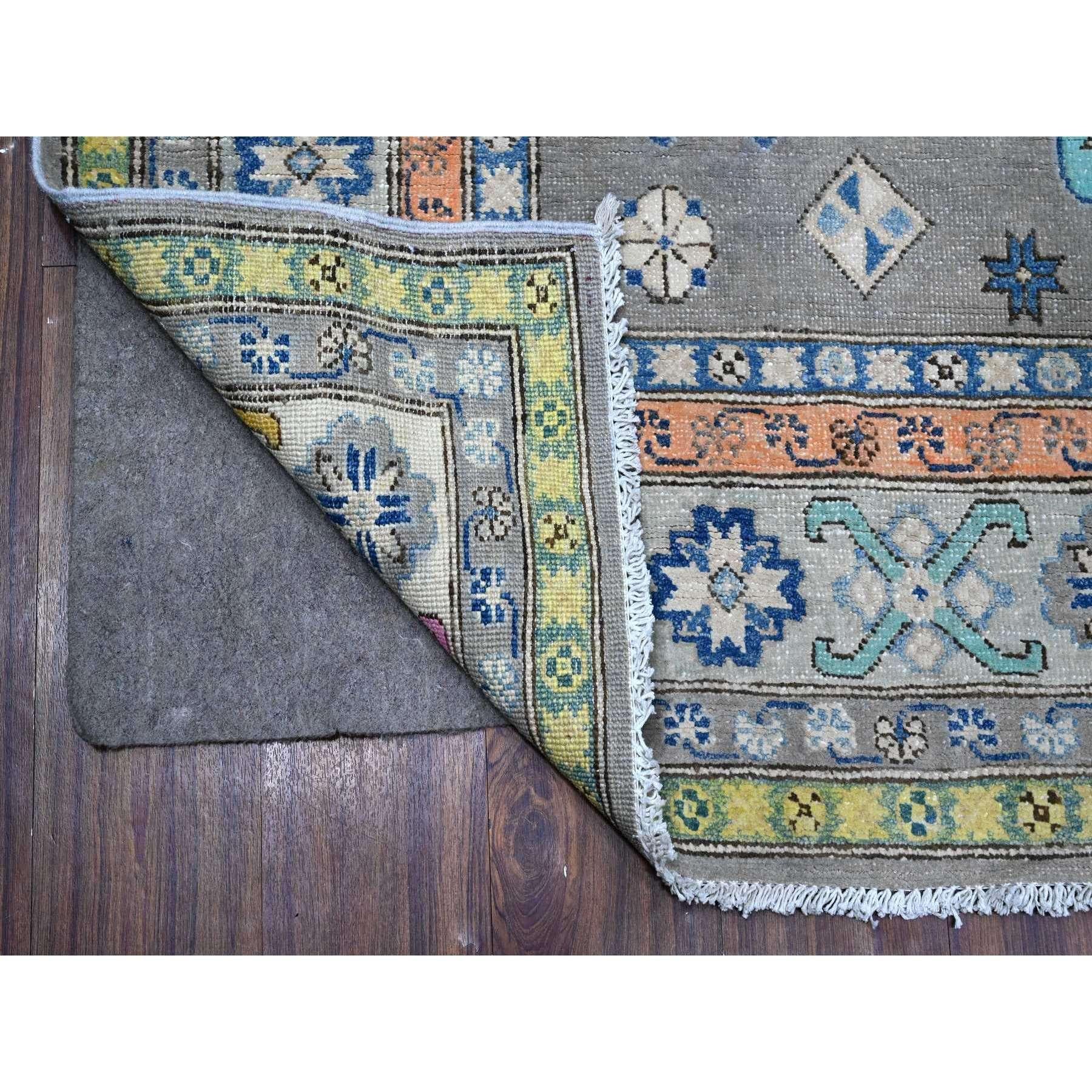 Il s'agit d'un véritable tapis d'Orient Fusion Kazak avec un design caucasien, noué à la main, en pure laine. Il a été noué pendant des mois et des mois selon des techniques de tissage séculaires par des artisans experts.
Matières premières :