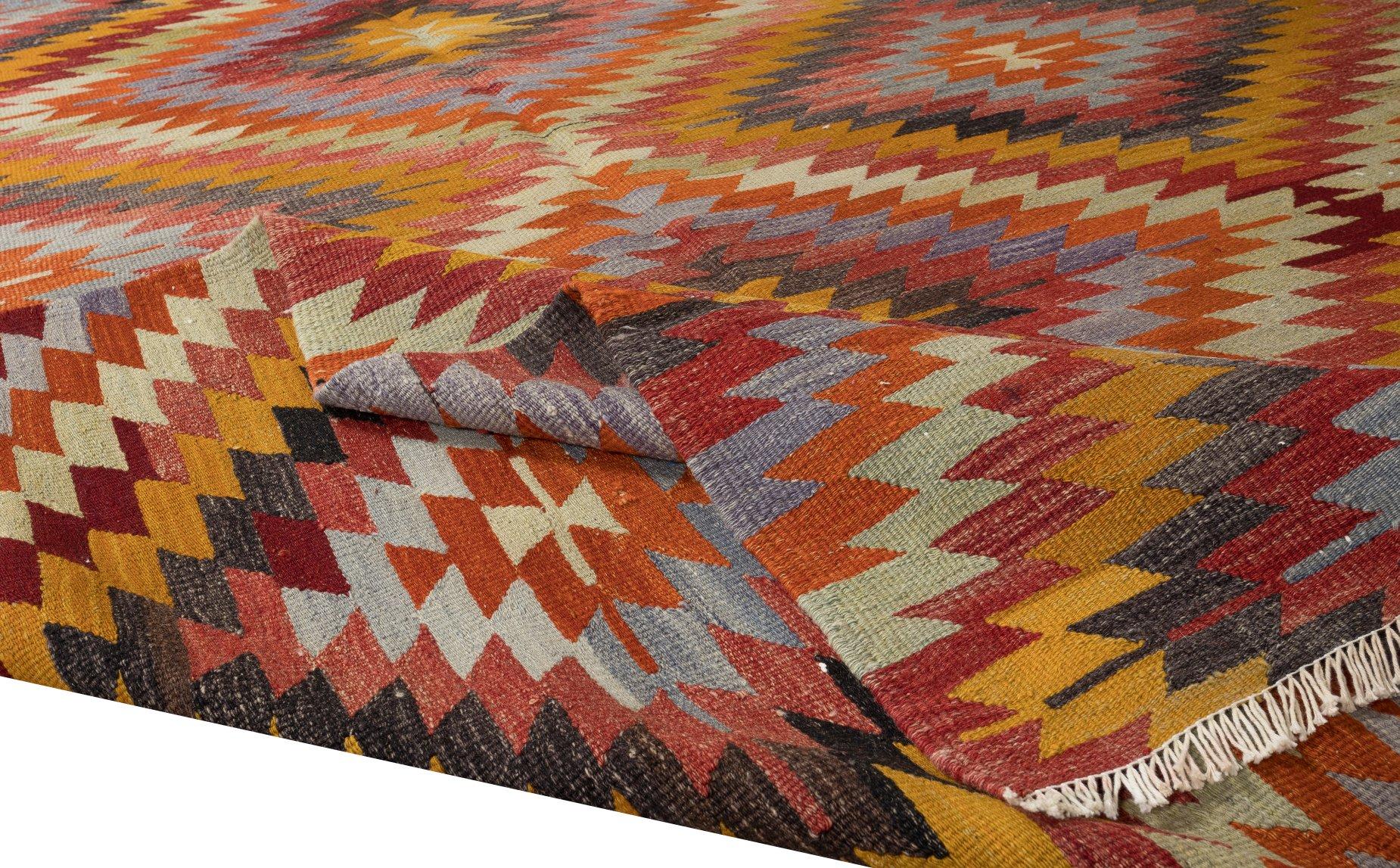 Türkischer handgewebter Kelim-Teppich mit geometrischem Muster in Zimmergröße, 8,5 Fuß (Handgewebt) im Angebot