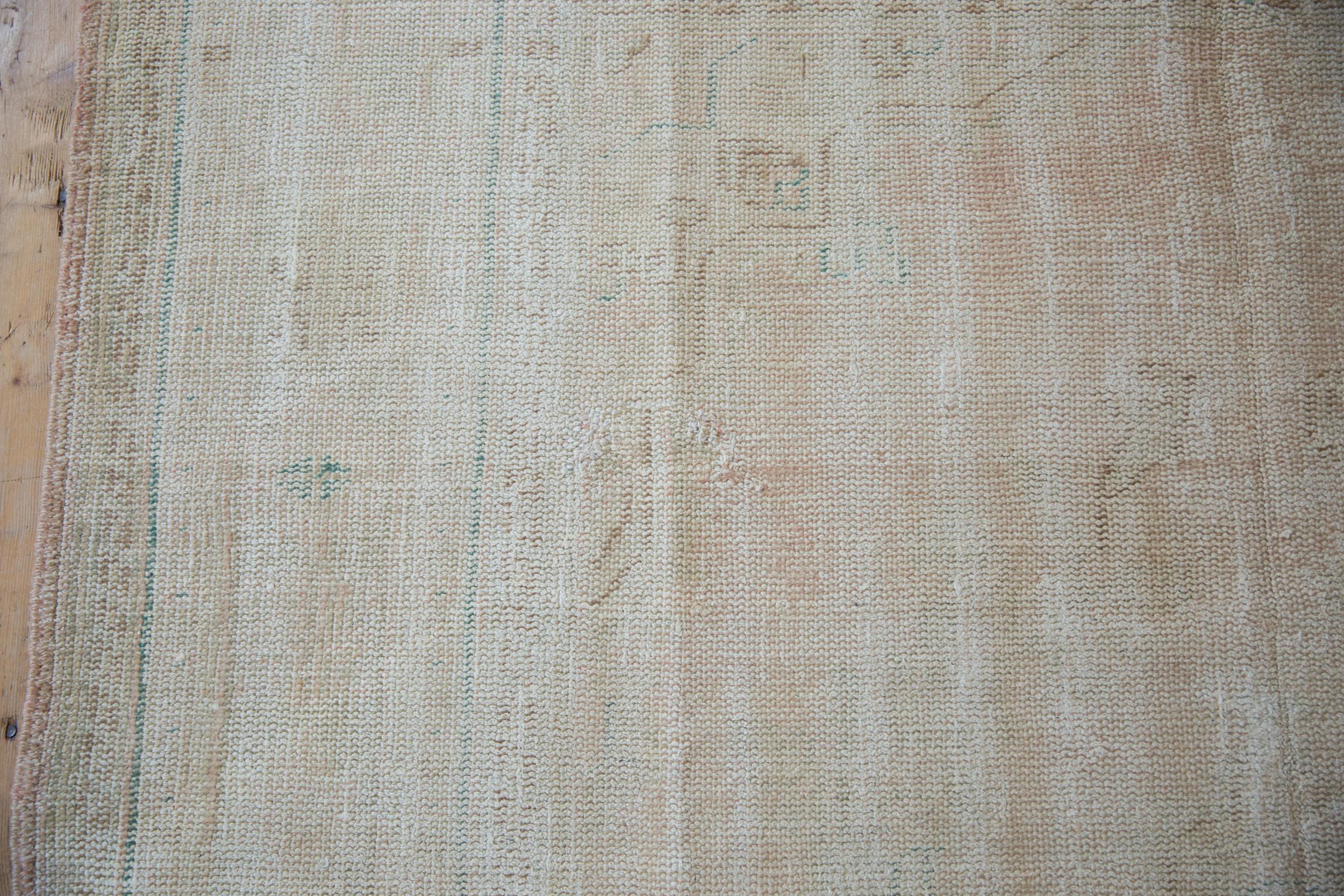 Vintage Distressed Oushak Teppich (Handgeknüpft) im Angebot