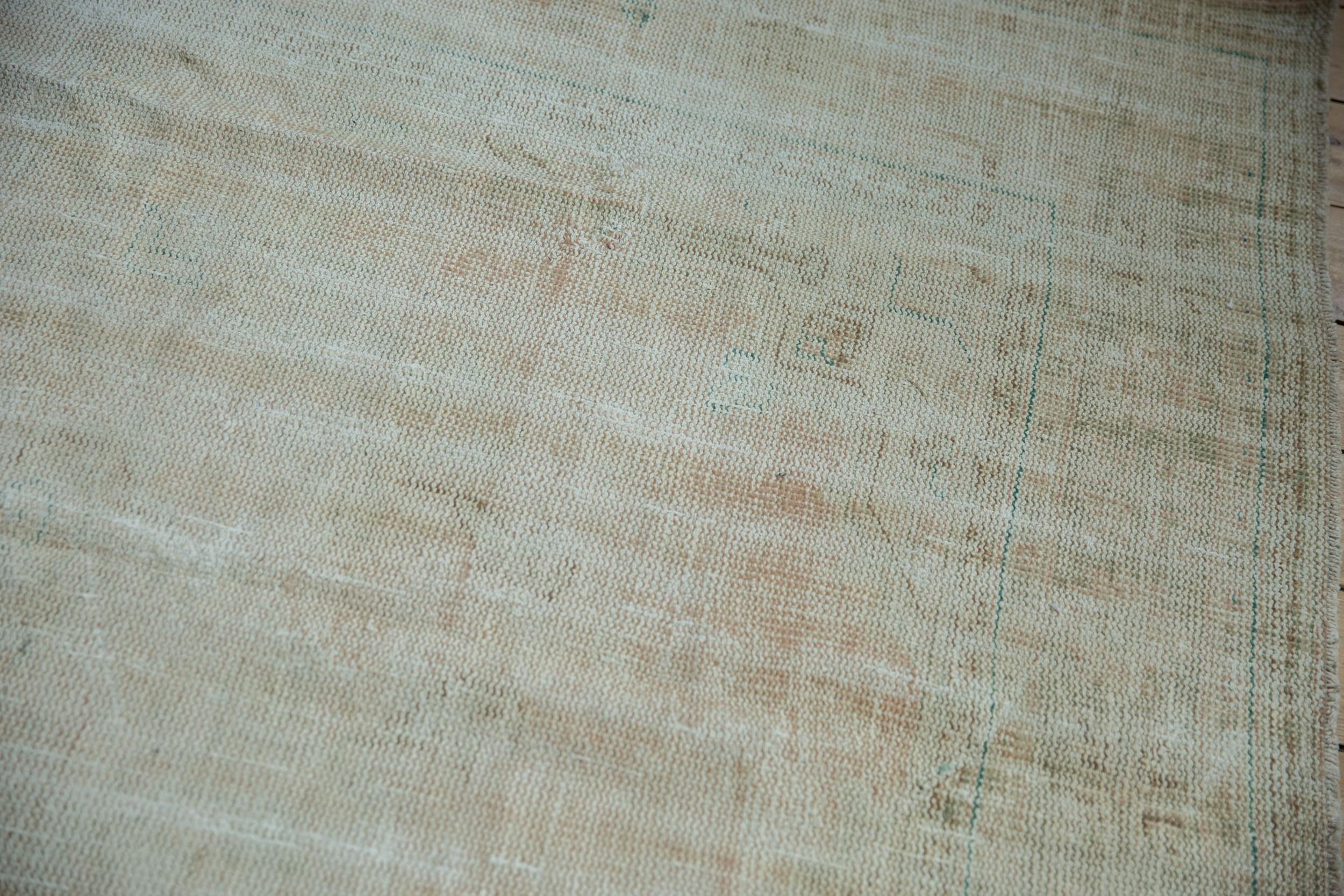 Vintage Distressed Oushak Teppich im Angebot 1