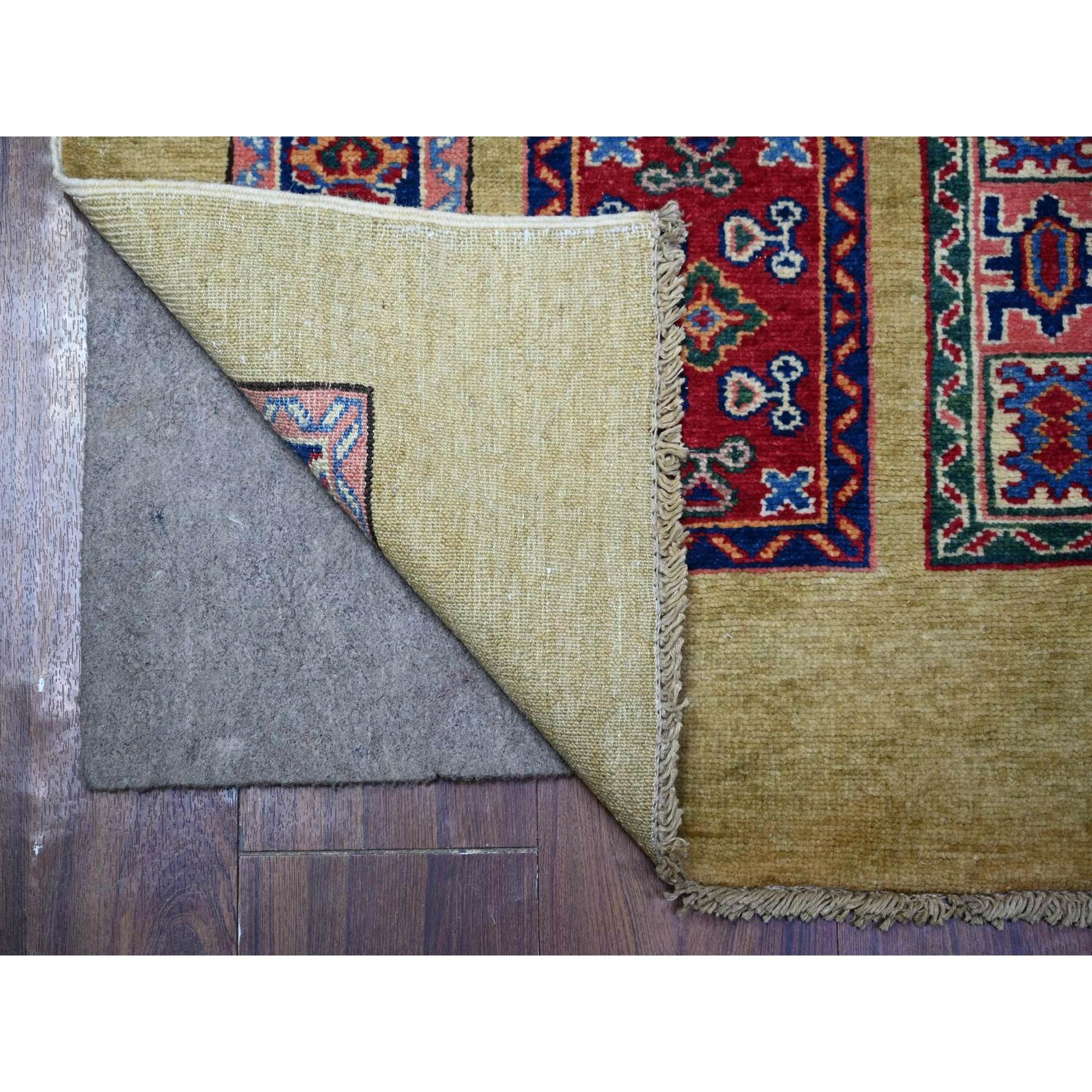 Il s'agit d'un véritable tapis d'Orient en laine pure, noué à la main, de type Afghan Super Kazak avec un design géométrique de jardin. Il a été noué pendant des mois et des mois selon des techniques de tissage séculaires par des artisans
