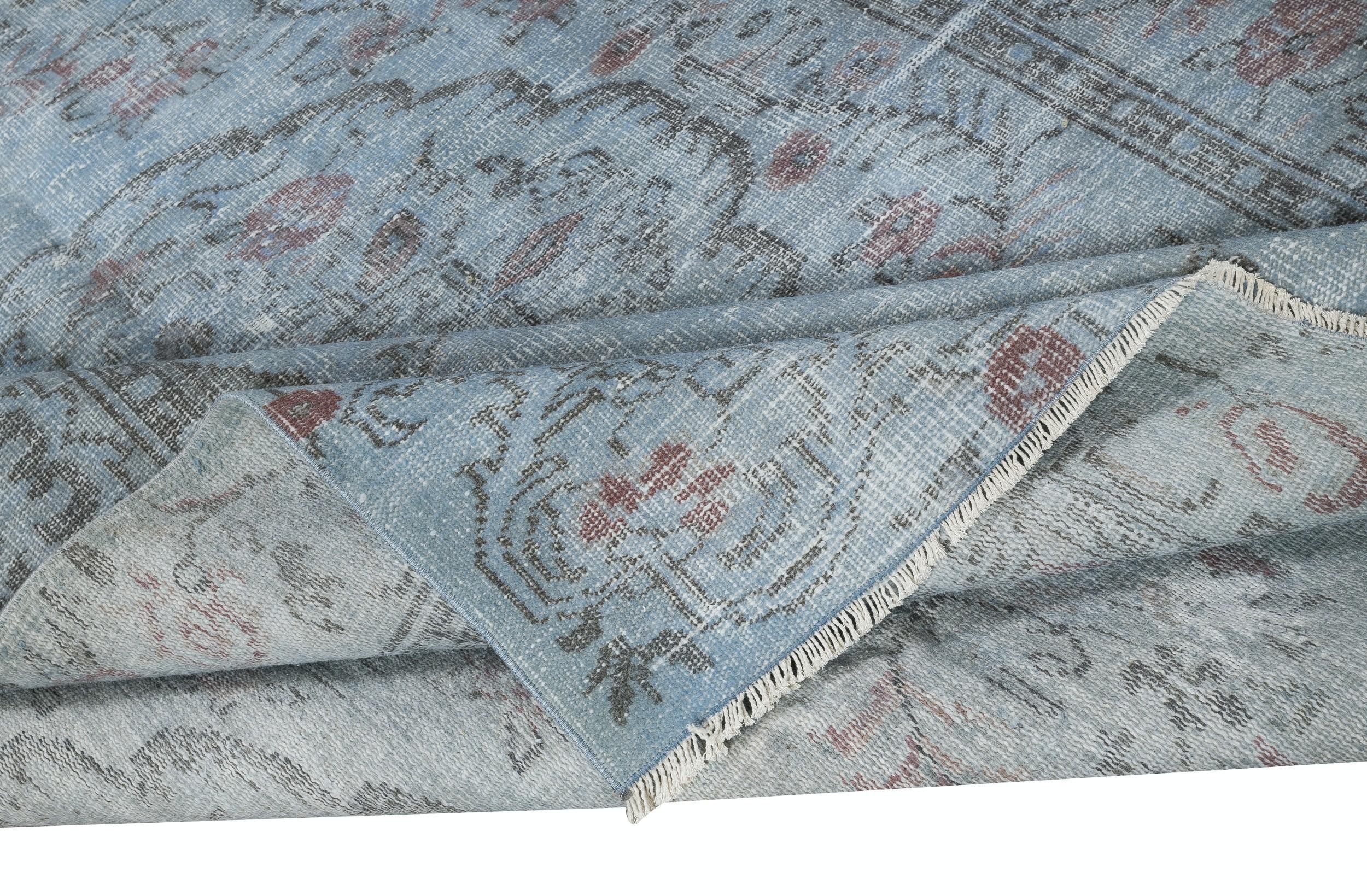 Moderne 6x8.6 Ft Contemporary Handmade Turkish Wool Area Rug Over-Dyed in Light Blue (Tapis de laine turque surteint en bleu clair) en vente