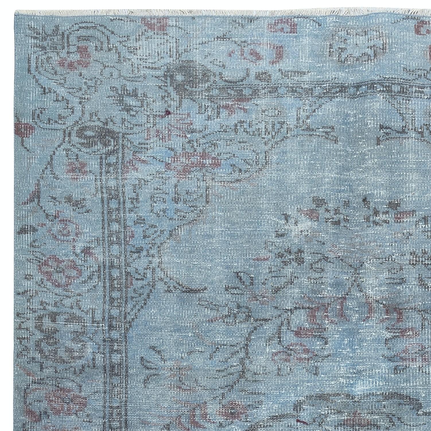 Turc 6x8.6 Ft Contemporary Handmade Turkish Wool Area Rug Over-Dyed in Light Blue (Tapis de laine turque surteint en bleu clair) en vente