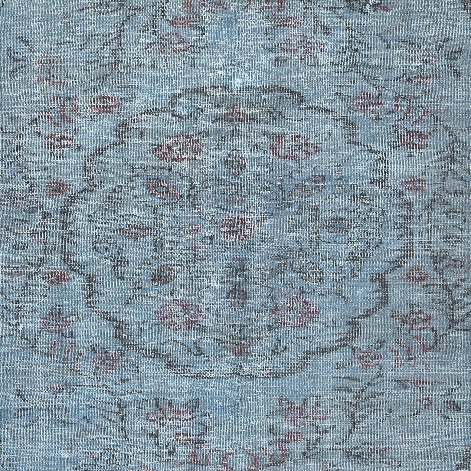 Noué à la main 6x8.6 Ft Contemporary Handmade Turkish Wool Area Rug Over-Dyed in Light Blue (Tapis de laine turque surteint en bleu clair) en vente