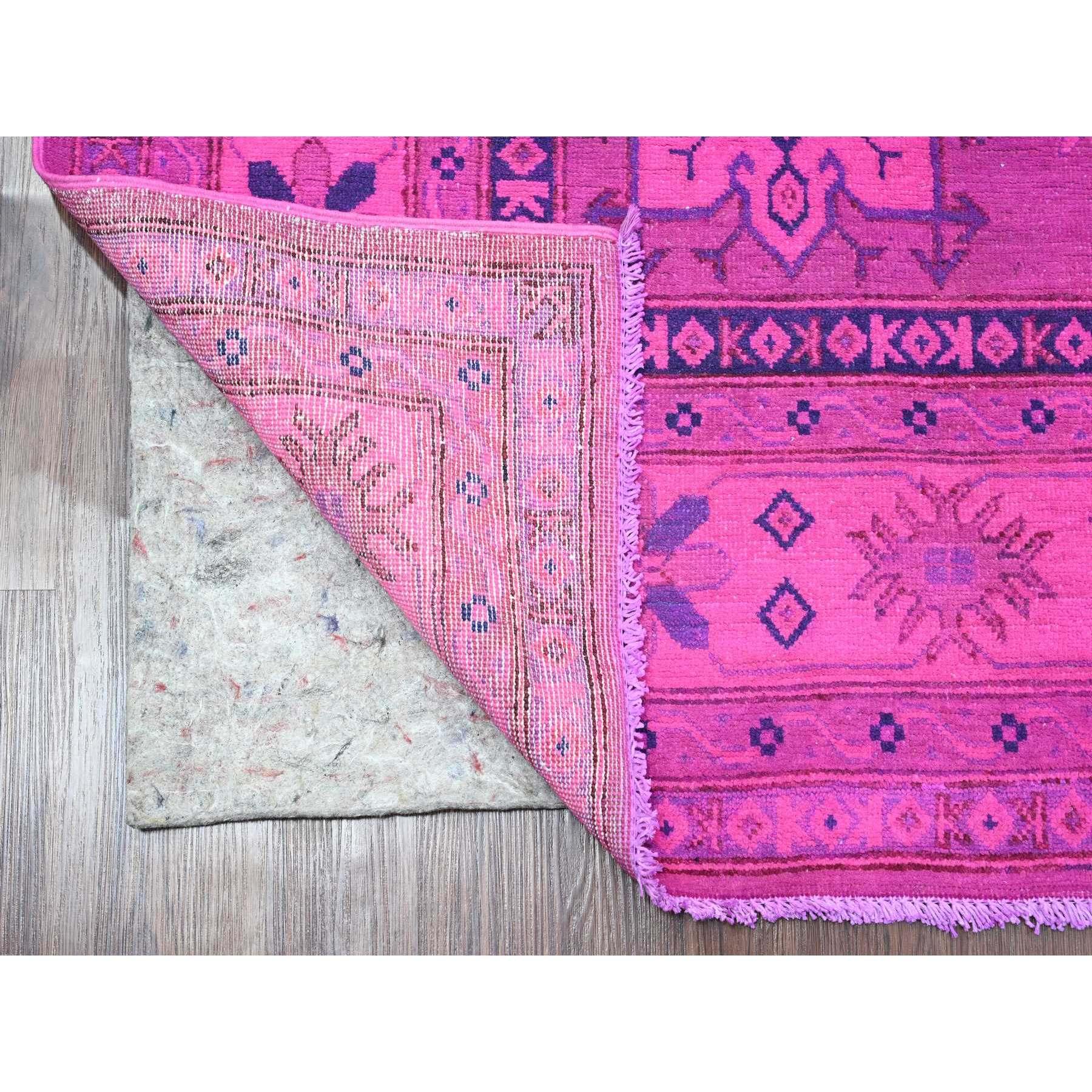 Il s'agit d'un véritable tapis d'Orient Fuscia Pink, Kazak surteint avec motif géométrique, noué à la main, 100 % laine. Il a été noué pendant des mois et des mois selon des techniques de tissage séculaires par des artisans experts.
Matières