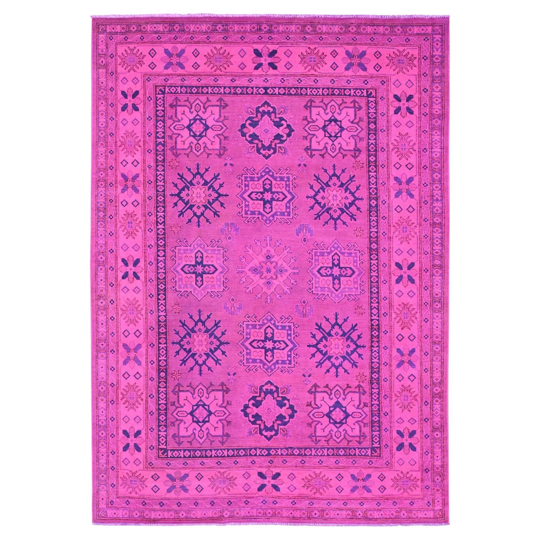 Alfombra de lana 100% anudada a mano con diseño geométrico Kazak de color rosa fucsia sobreteñida de 6'x8'6