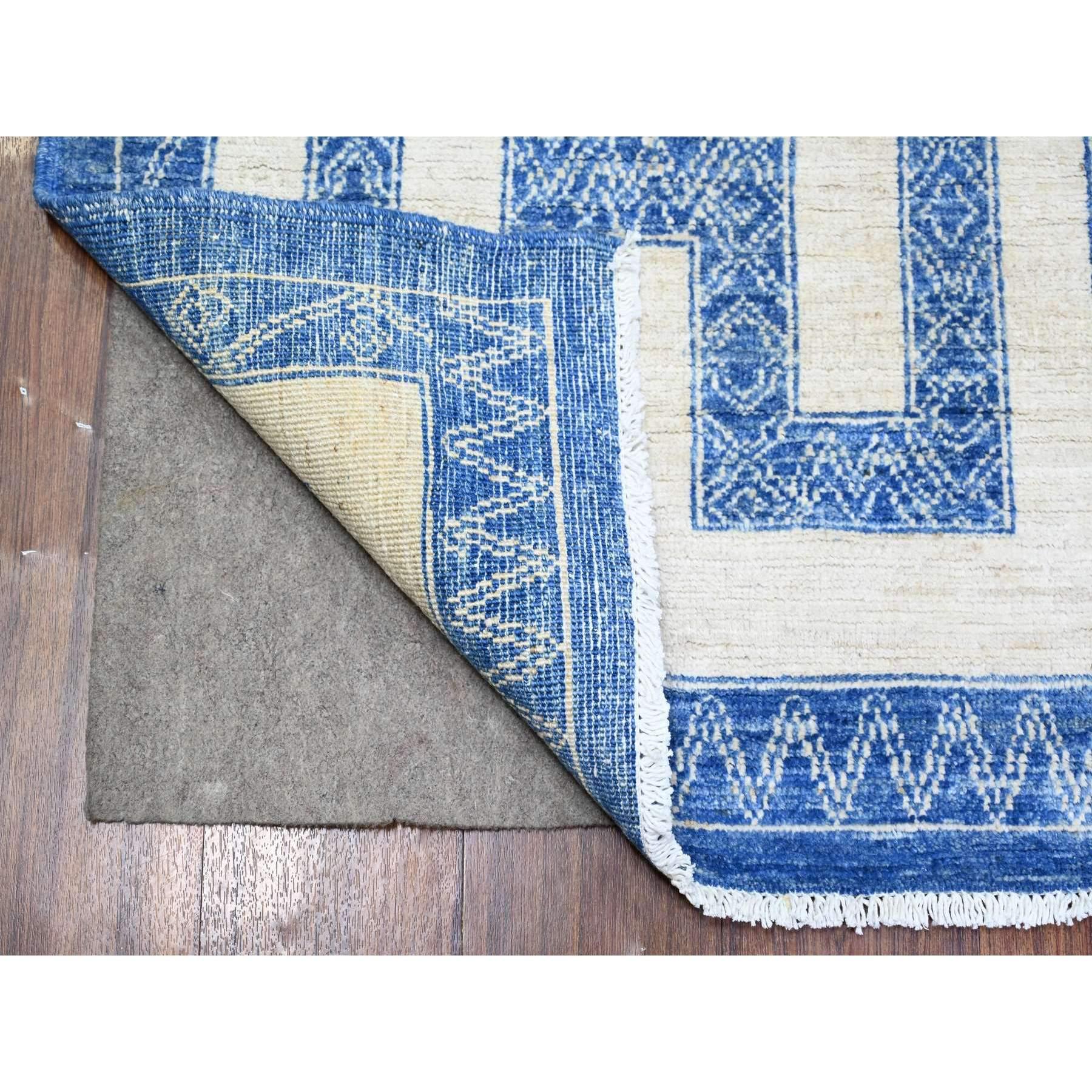Denim Blau, Reine Wolle Handgeknüpft, Feiner Peshawar mit komplizierten Geometrischen Motiven Labyrinth Design Naturfarben, Orientteppich
Primäre MATERIALIEN: Wolle
Latex: Kein Flor 
Höhe: 0,25 Zoll
Stil: Transitional
Grundfarbe: